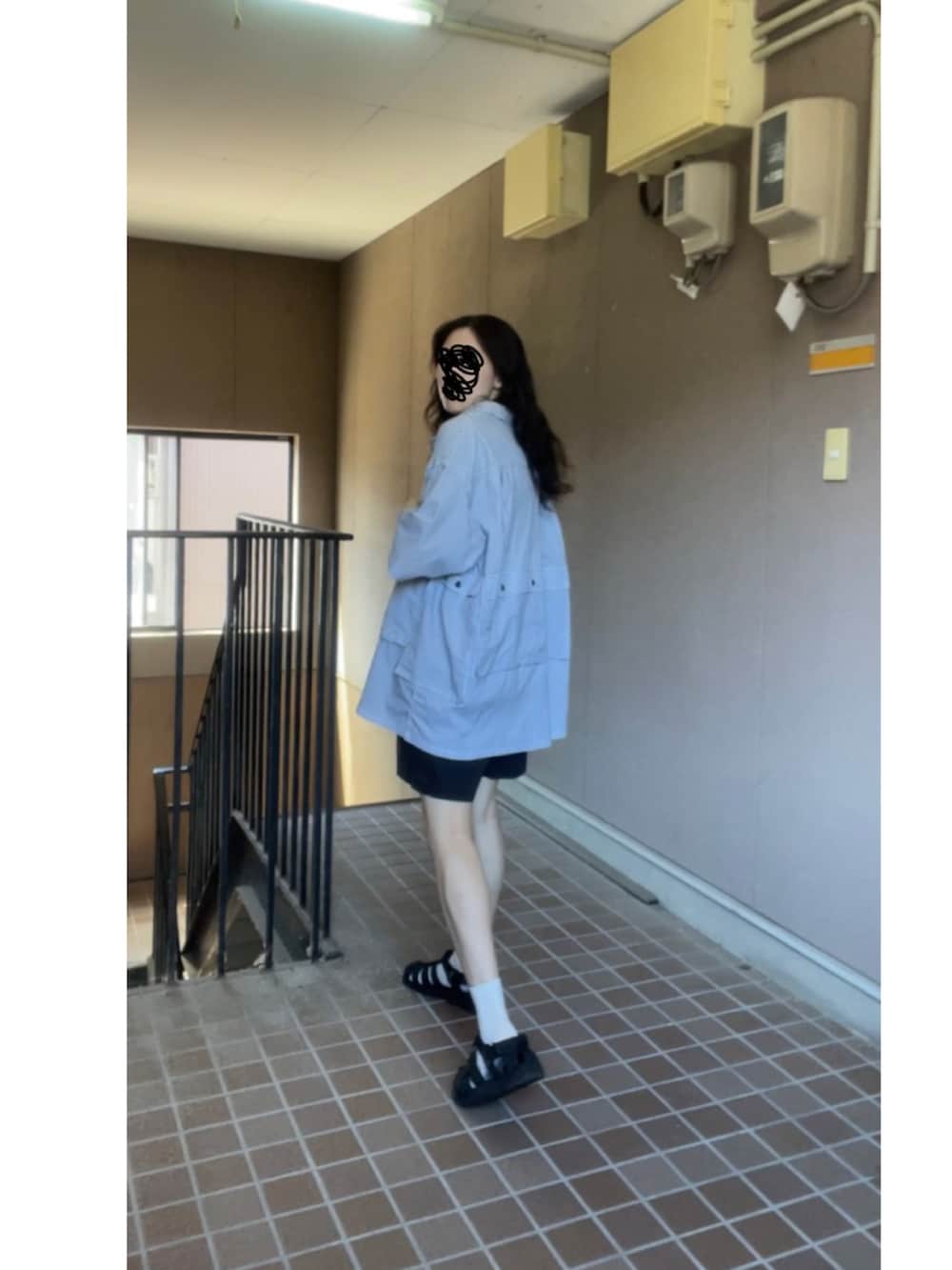 ブラック系のサンダル、ブラック系のその他パンツ、グレー系のタンクトップを着用したレディースの秋コーディネートの3枚目の写真