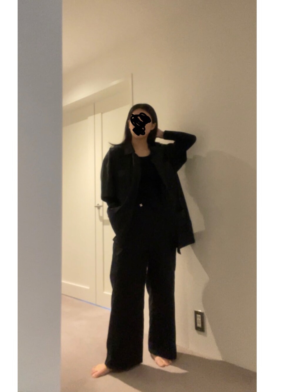 ブラック系のその他パンツ、ブラック系のタンクトップを着用したレディースの春コーディネートの3枚目の写真