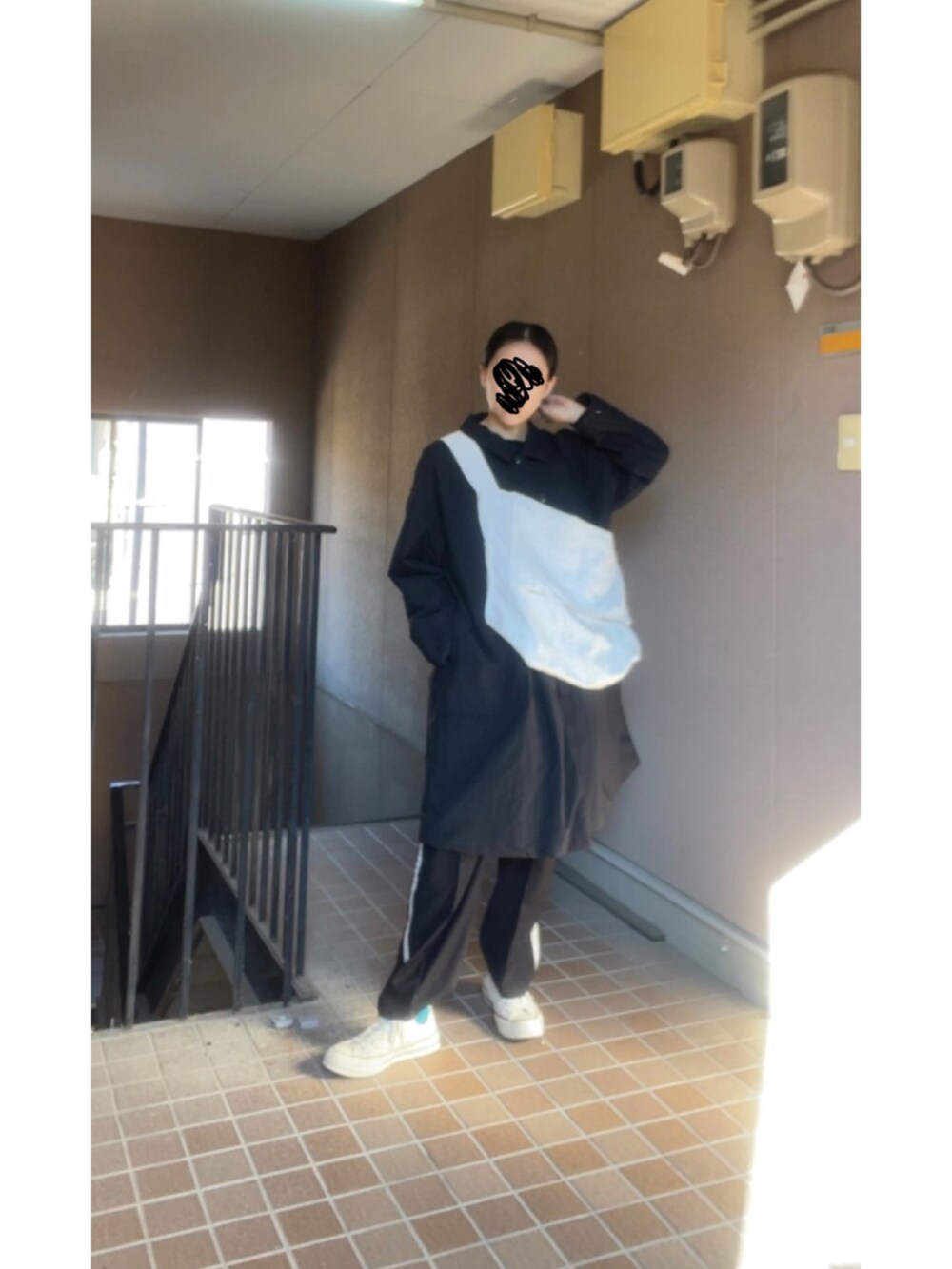 ブラック系のその他パンツ、ホワイト系のスニーカー、ブラック系のシャツ/ブラウスを着用したレディースの秋コーディネートの3枚目の写真