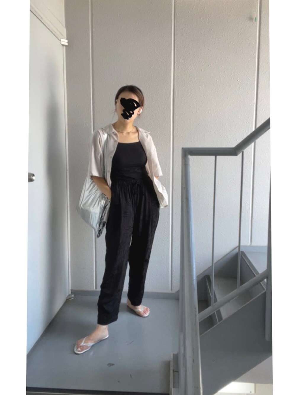 シルバー系のエコバッグ/サブバッグ、ブラック系のその他パンツ、シルバー系のサンダルを着用したレディースの夏コーディネートの4枚目の写真