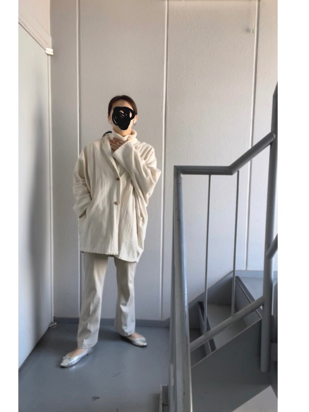 シルバー系のバレエシューズ、ベージュ系のその他パンツ、ホワイト系のニット/セーターを着用したレディースの春コーディネートの2枚目の写真