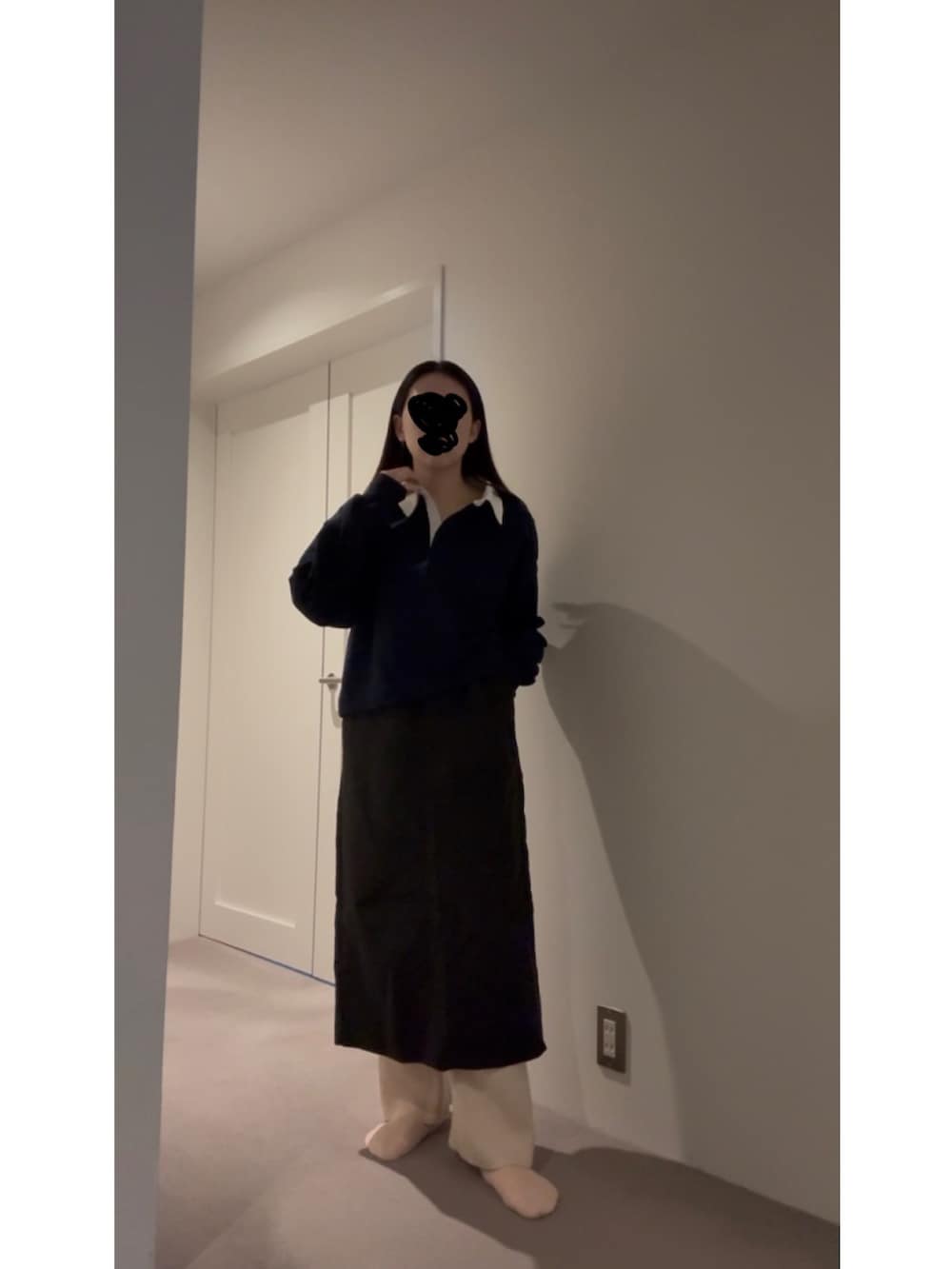 ホワイト系のその他パンツ、ブラック系のスカート、ブルー系のスニーカーを着用したレディースの春コーディネートの4枚目の写真