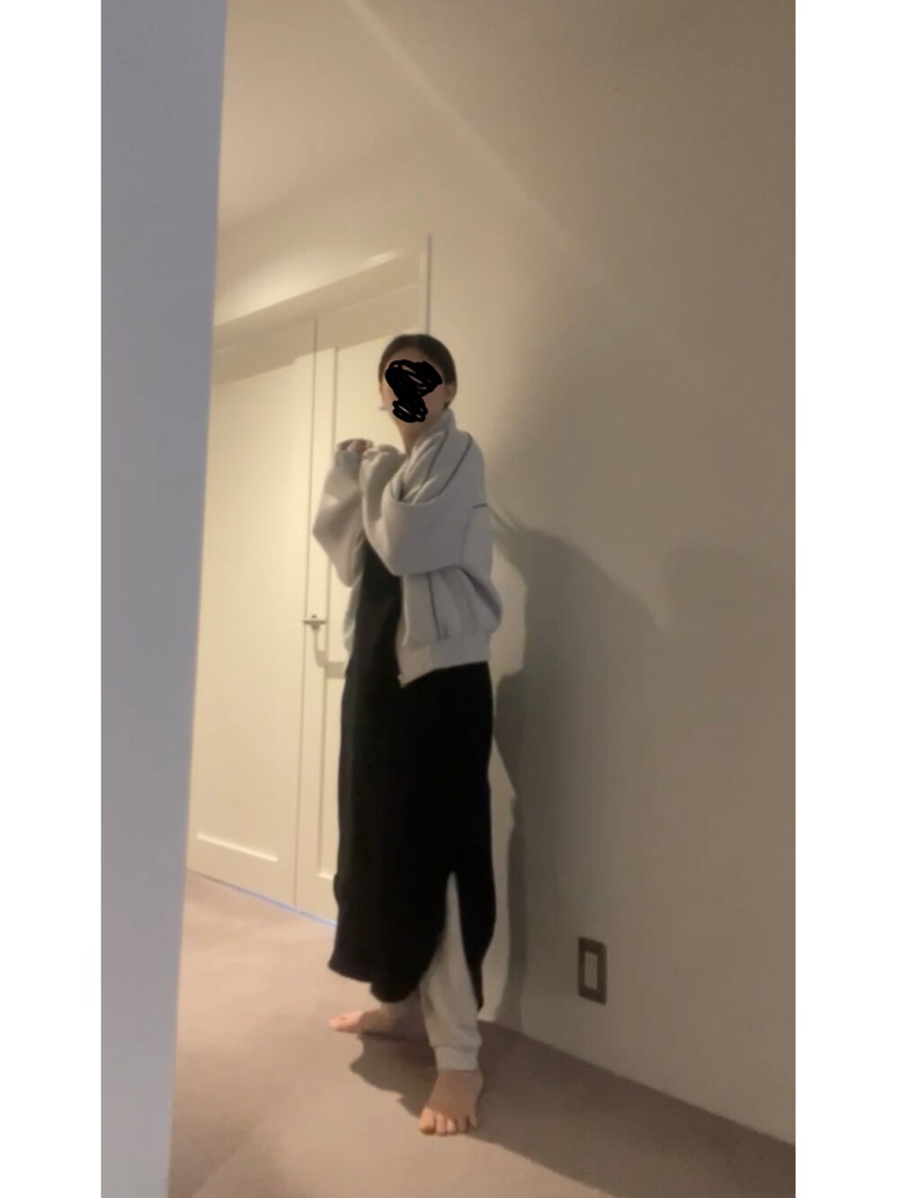 グレー系のジャージ、ブラック系のワンピース、ホワイト系のパンツを着用したレディースの春コーディネートの3枚目の写真