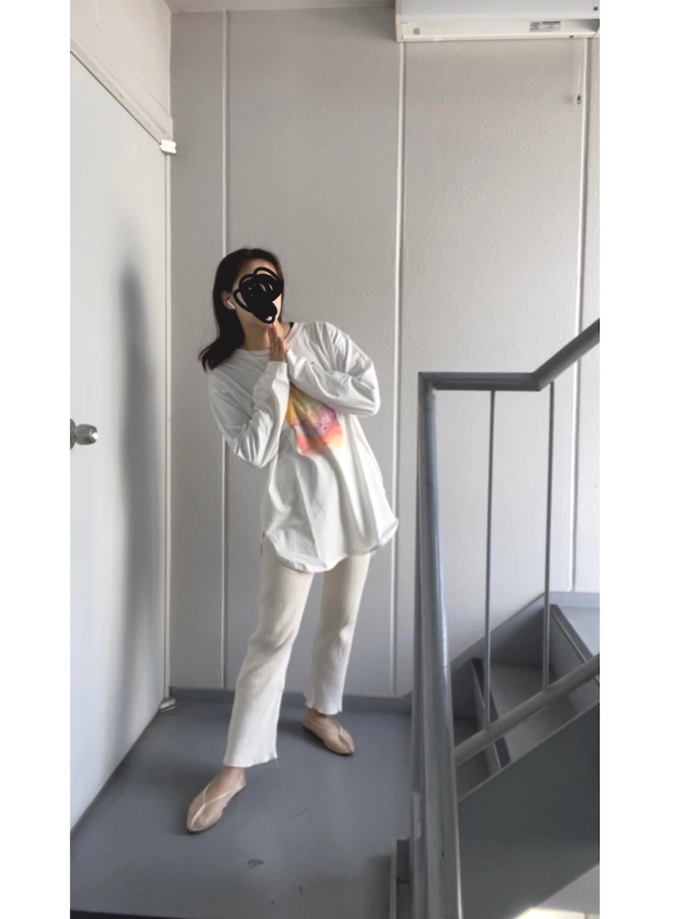 ホワイト系のTシャツ/カットソー、ホワイト系のその他パンツ、ホワイト系のバレエシューズを着用したレディースの春コーディネートの3枚目の写真