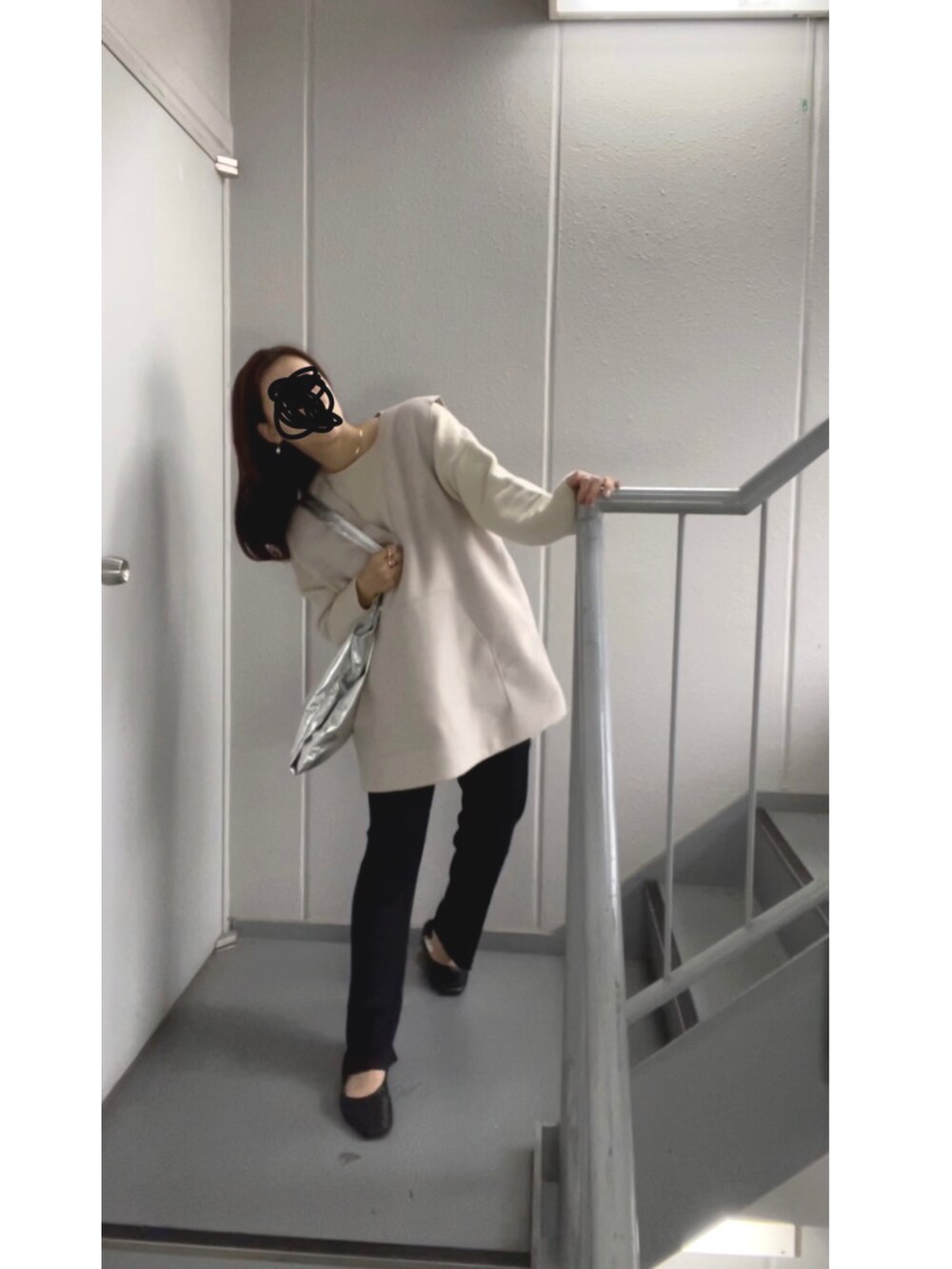 ベージュ系のベスト、シルバー系のエコバッグ/サブバッグ、ブラック系のその他パンツを着用したレディースの秋コーディネートの4枚目の写真