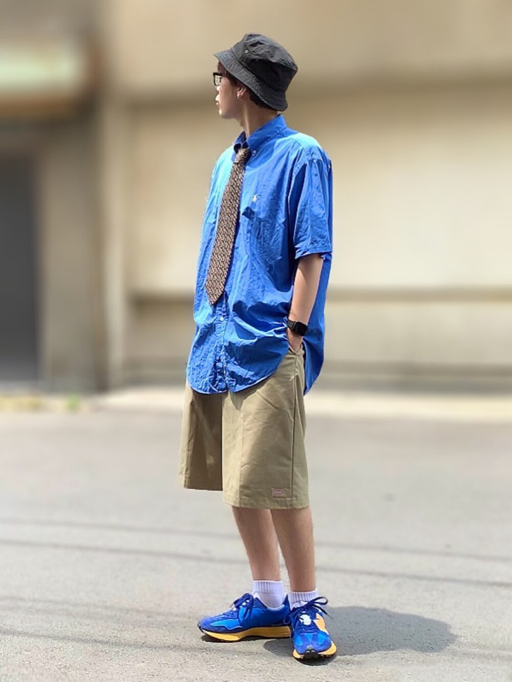 ブルー系のシャツ/ブラウス、グリーン系のその他パンツ、ブルー系のスニーカーを着用したメンズの夏コーディネートの2枚目の写真