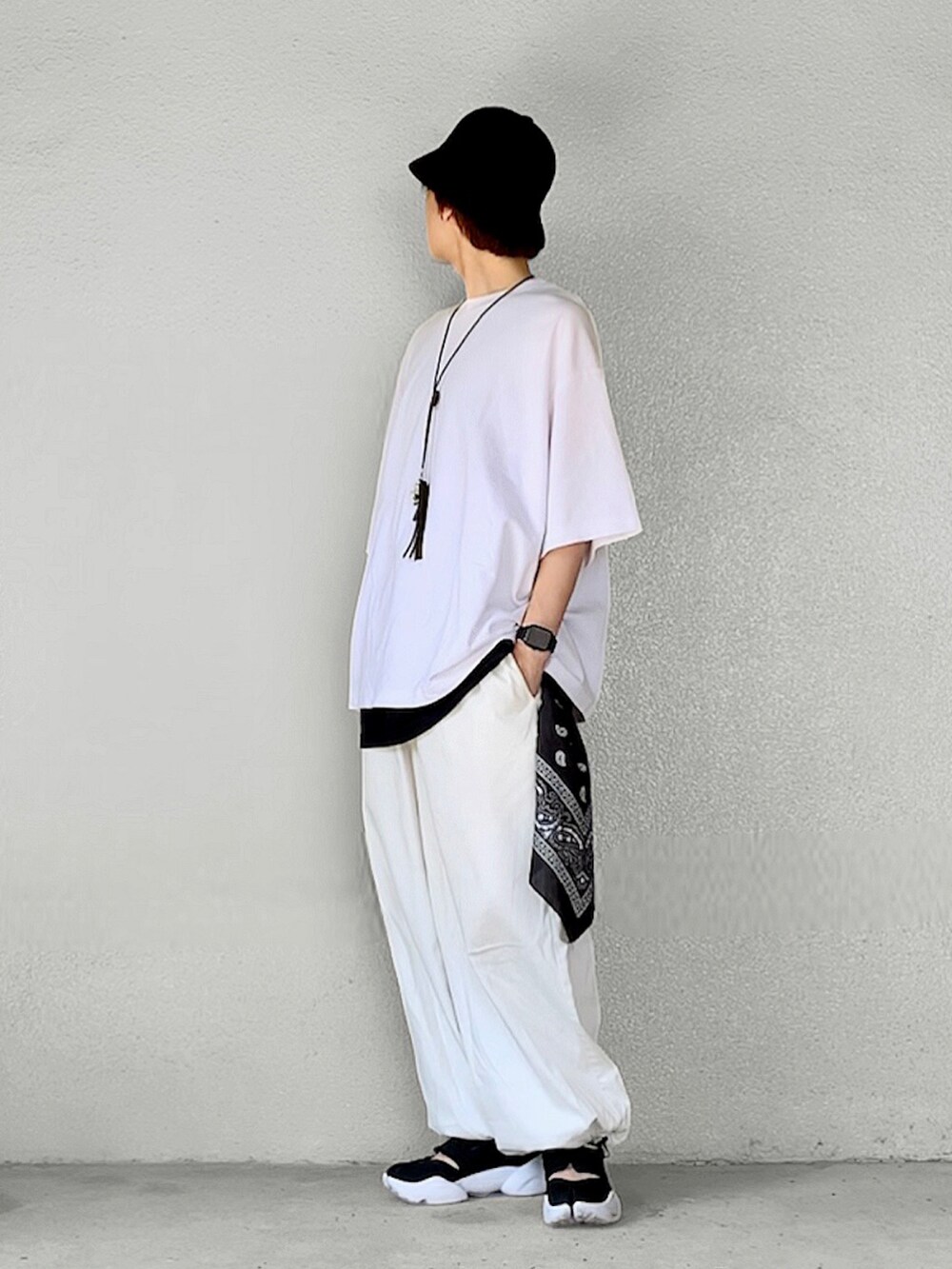 ブラック系のスニーカー、ブラック系のハットを着用したメンズの夏コーディネートの2枚目の写真