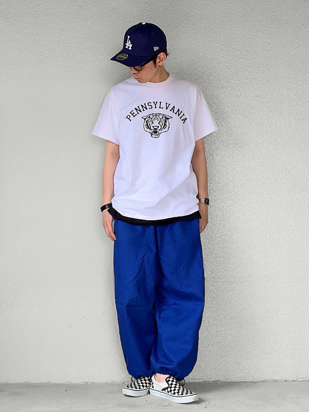 ホワイト系のTシャツ/カットソー、ブラック系のその他パンツ、ブラック系のドレスシューズを着用したメンズの春コーディネートの2枚目の写真