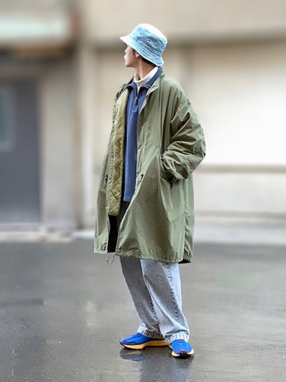 ブルー系のニット/セーター、ホワイト系のTシャツ/カットソー、その他のチノパンツを着用したメンズの冬コーディネートの2枚目の写真