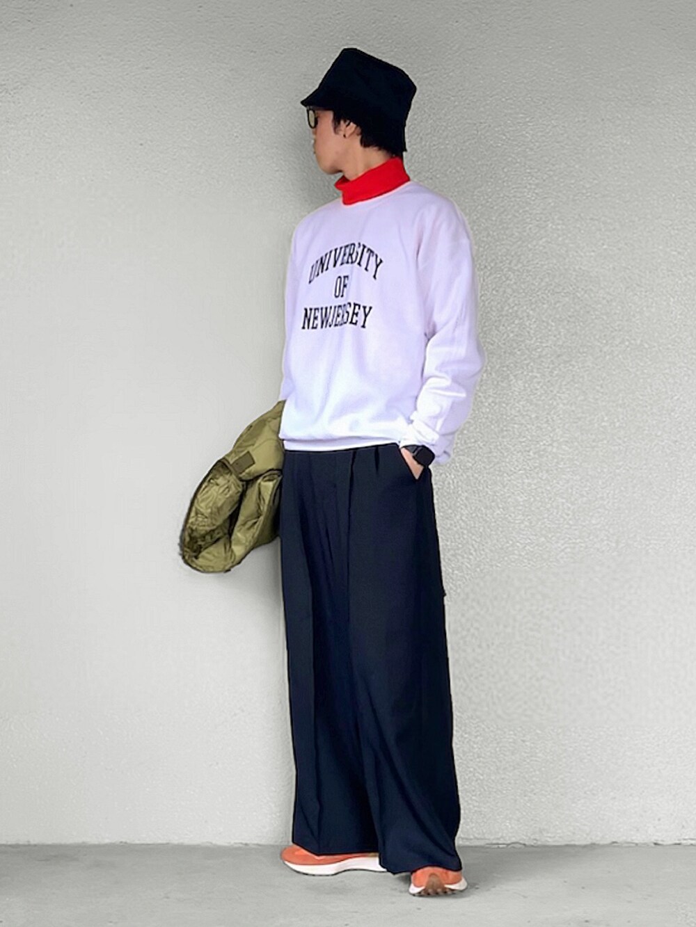 ホワイト系のスウェット、オレンジ系のTシャツ/カットソー、オレンジ系のスニーカーを着用したメンズの冬コーディネートの2枚目の写真