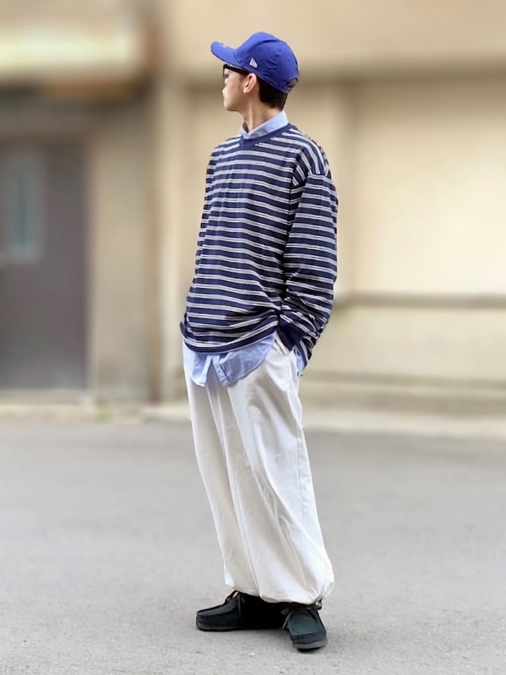 ブルー系のデニムジャケット、ブルー系のTシャツ/カットソー、ブルー系のシャツ/ブラウスを着用したメンズの春コーディネートの2枚目の写真