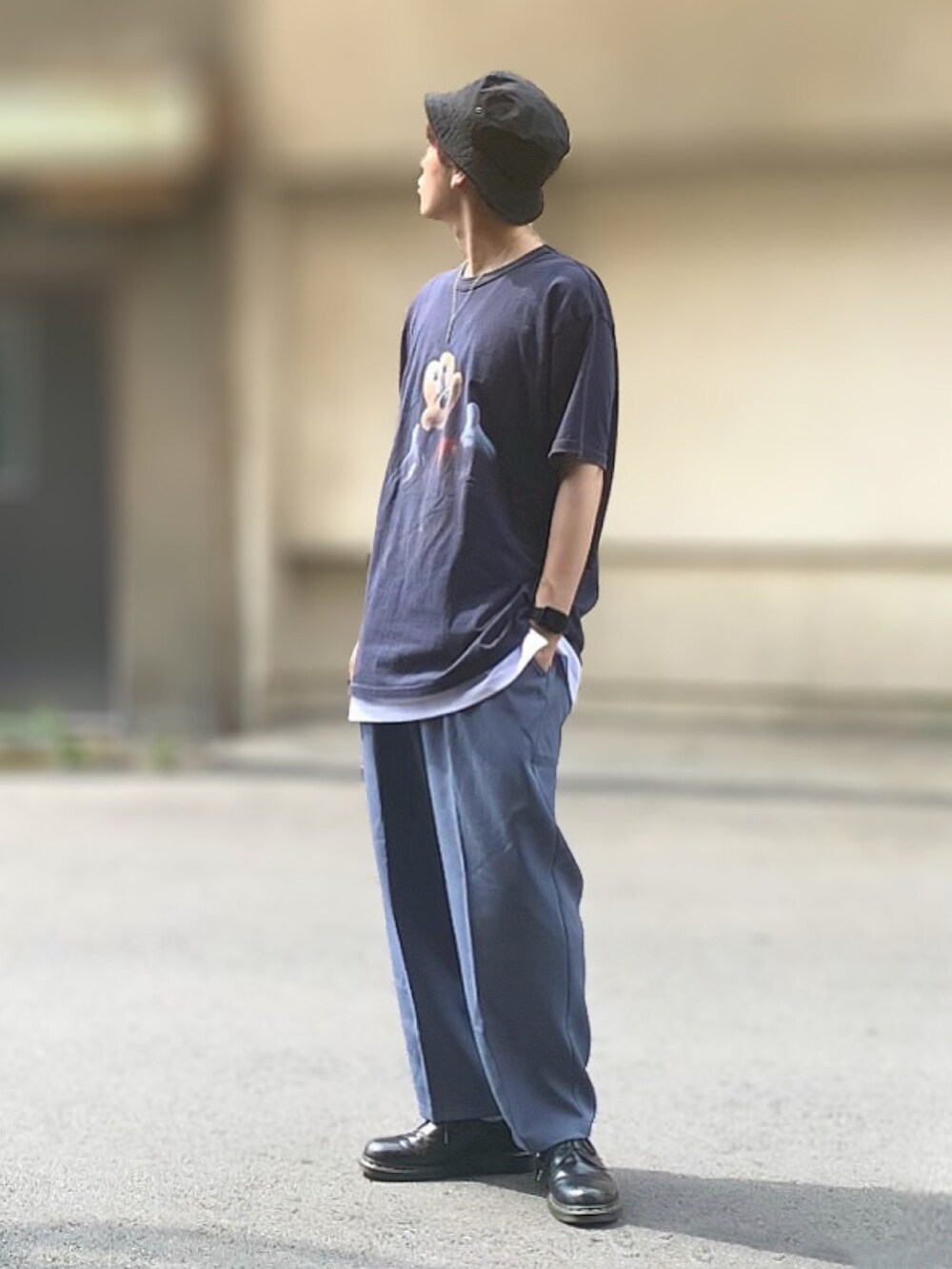 ブラック系のTシャツ/カットソー、ブルー系のスラックス、ブラック系のブーツを着用したメンズの夏コーディネートの2枚目の写真