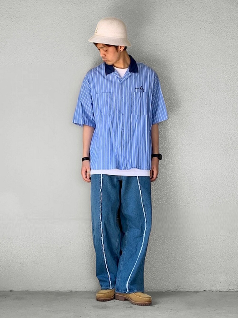 その他のシャツ/ブラウス、ブルー系のデニムパンツ、ベージュ系のモカシン/デッキシューズを着用したメンズの春コーディネートの2枚目の写真