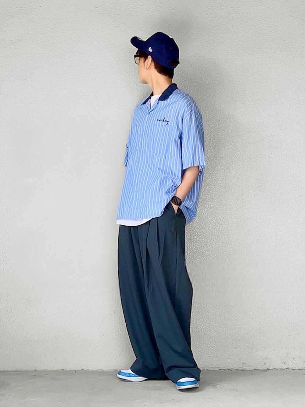 その他のシャツ/ブラウス、ブルー系のスラックス、その他のスニーカーを着用したメンズの夏コーディネートの2枚目の写真