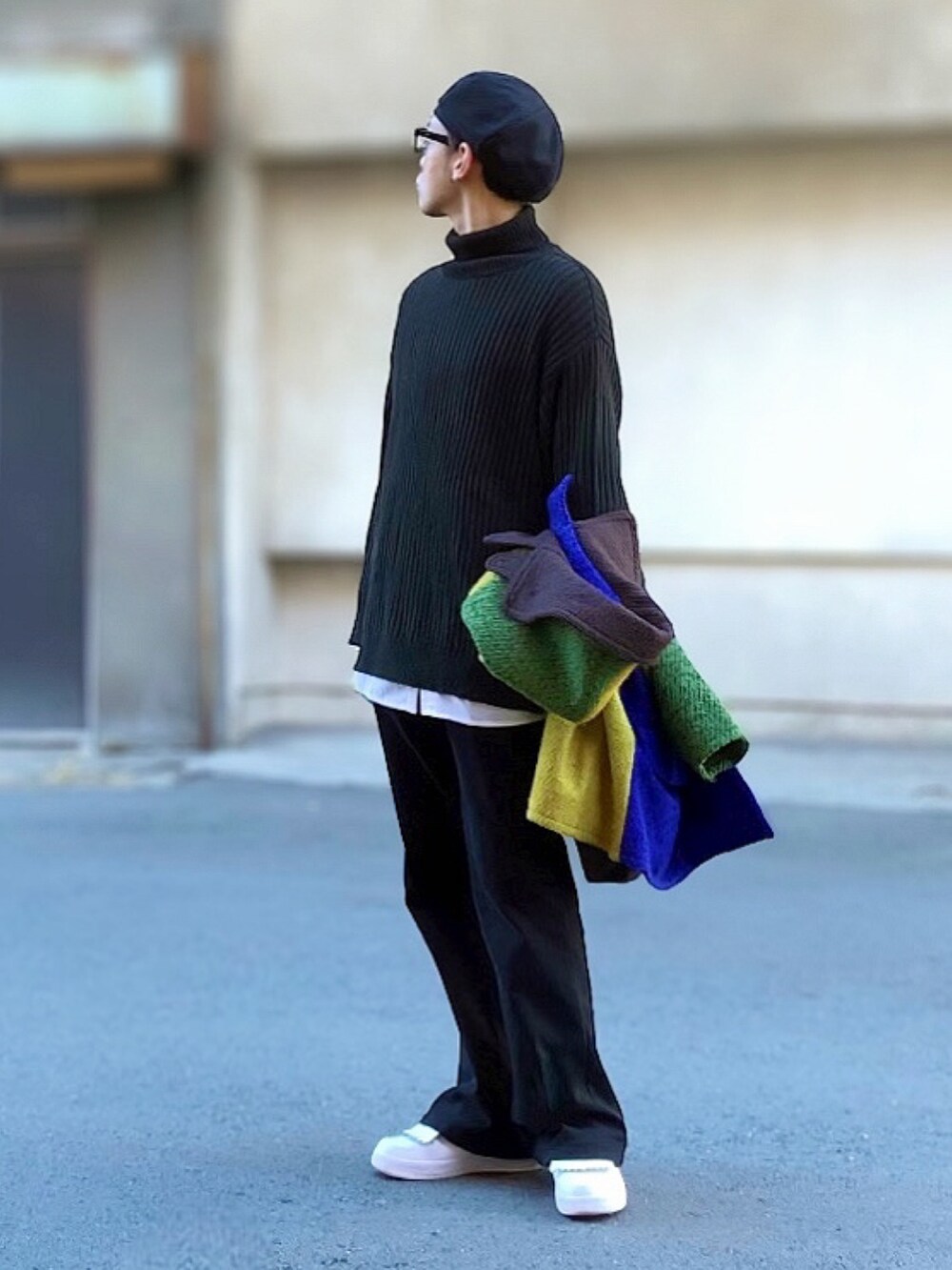 その他のピーコート、ブラック系のパンツ、ホワイト系のスニーカーを着用したメンズの冬コーディネートの2枚目の写真