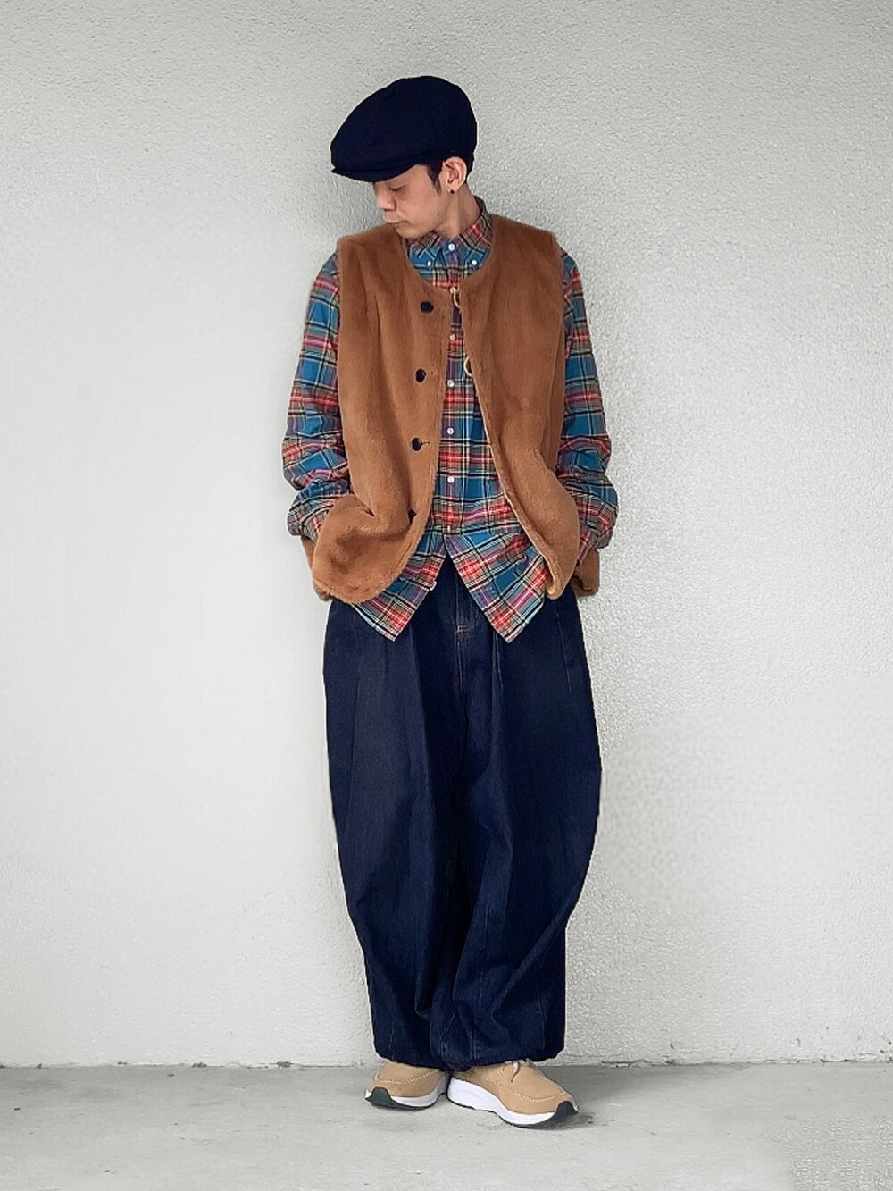 ブラウン系のスニーカー、イエロー系のベスト、その他のシャツ/ブラウスを着用したメンズの秋コーディネートの2枚目の写真