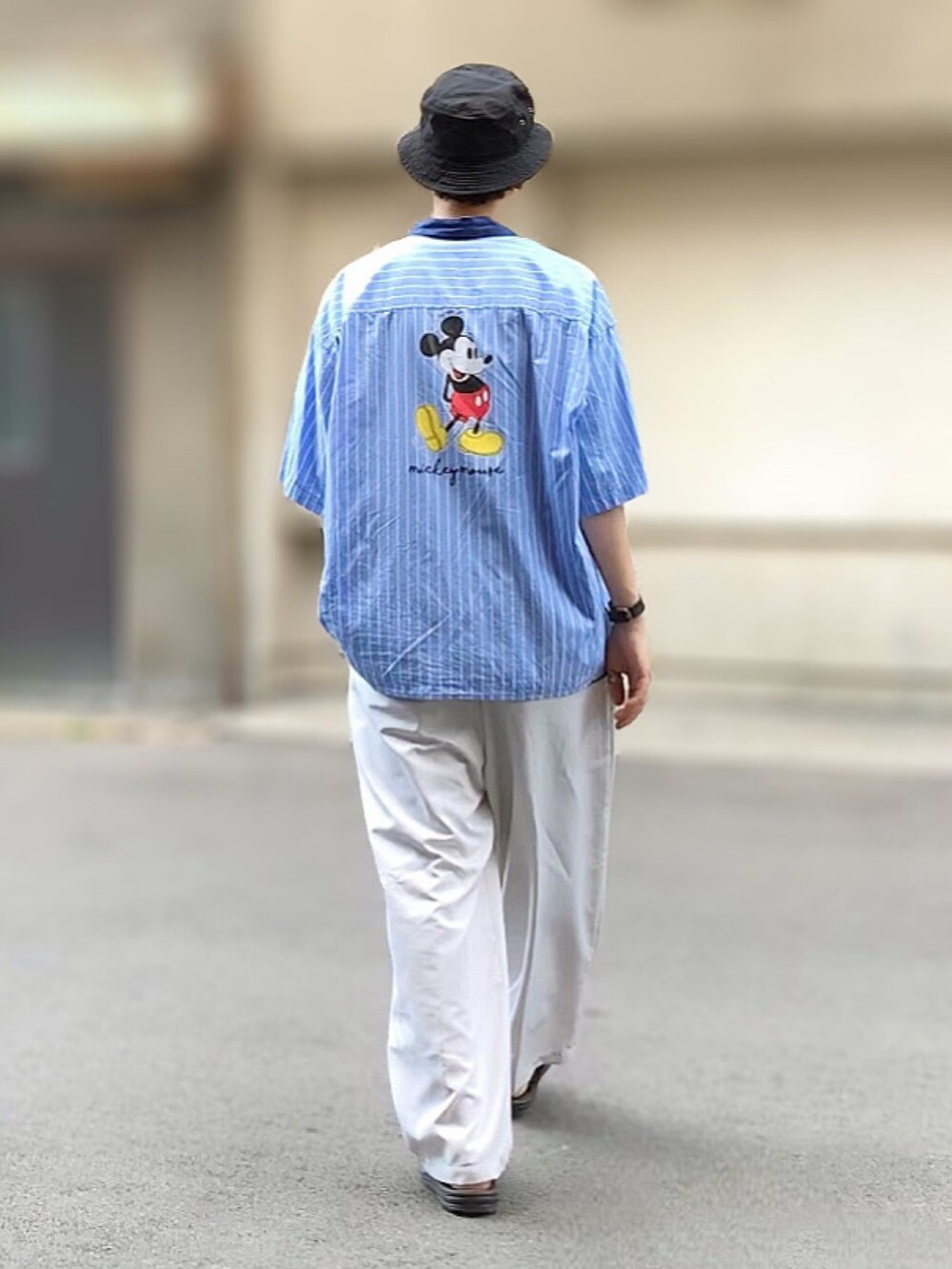 その他のシャツ/ブラウス、ブラック系のTシャツ/カットソー、ブラック系のサンダルを着用したメンズの夏コーディネートの2枚目の写真