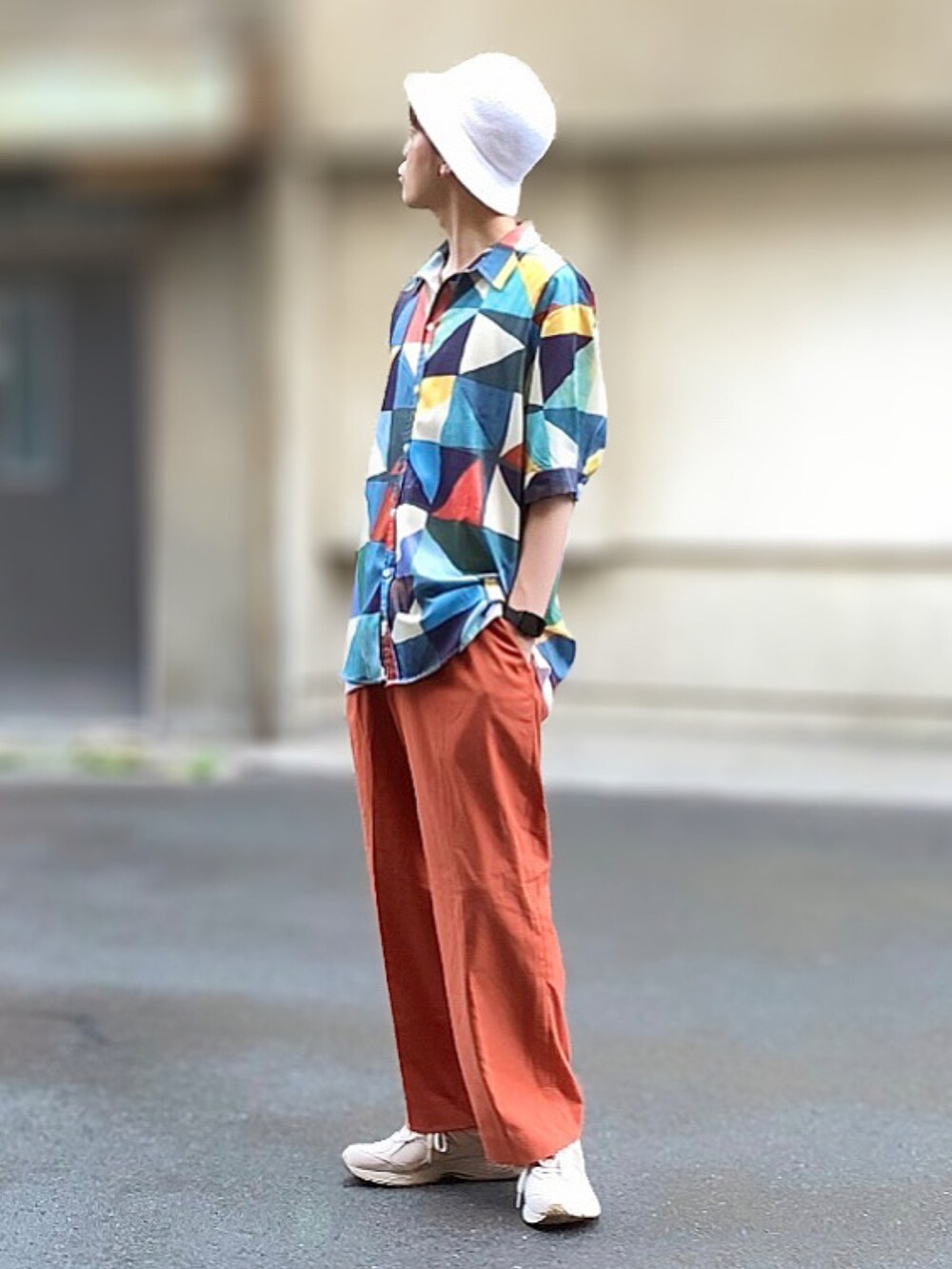 その他のシャツ/ブラウス、オレンジ系のその他パンツ、ホワイト系のスニーカーを着用したメンズの夏コーディネートの2枚目の写真