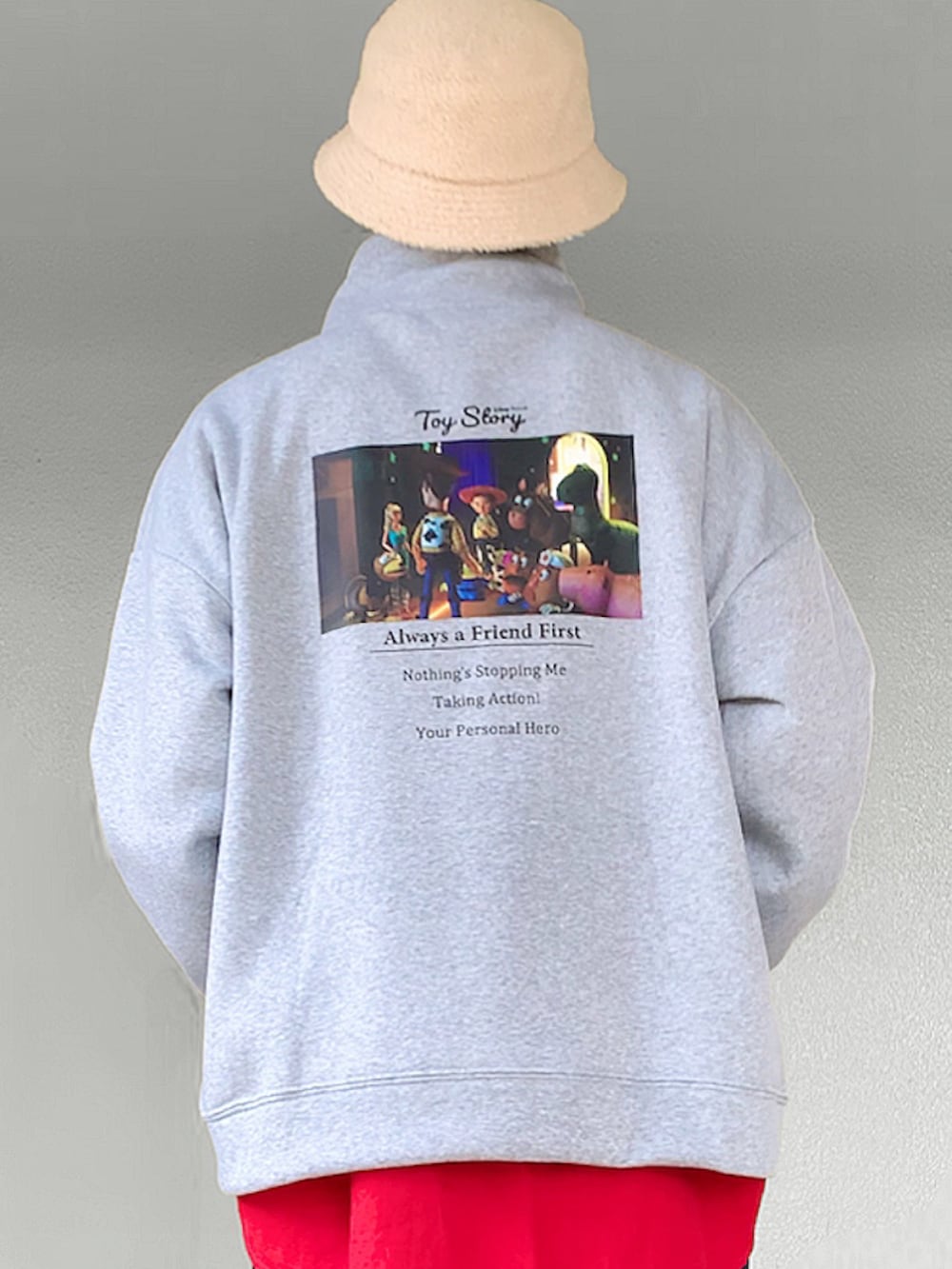 グレー系のスウェット、レッド系のシャツ/ブラウス、レッド系のブーツを着用したメンズの秋コーディネートの2枚目の写真