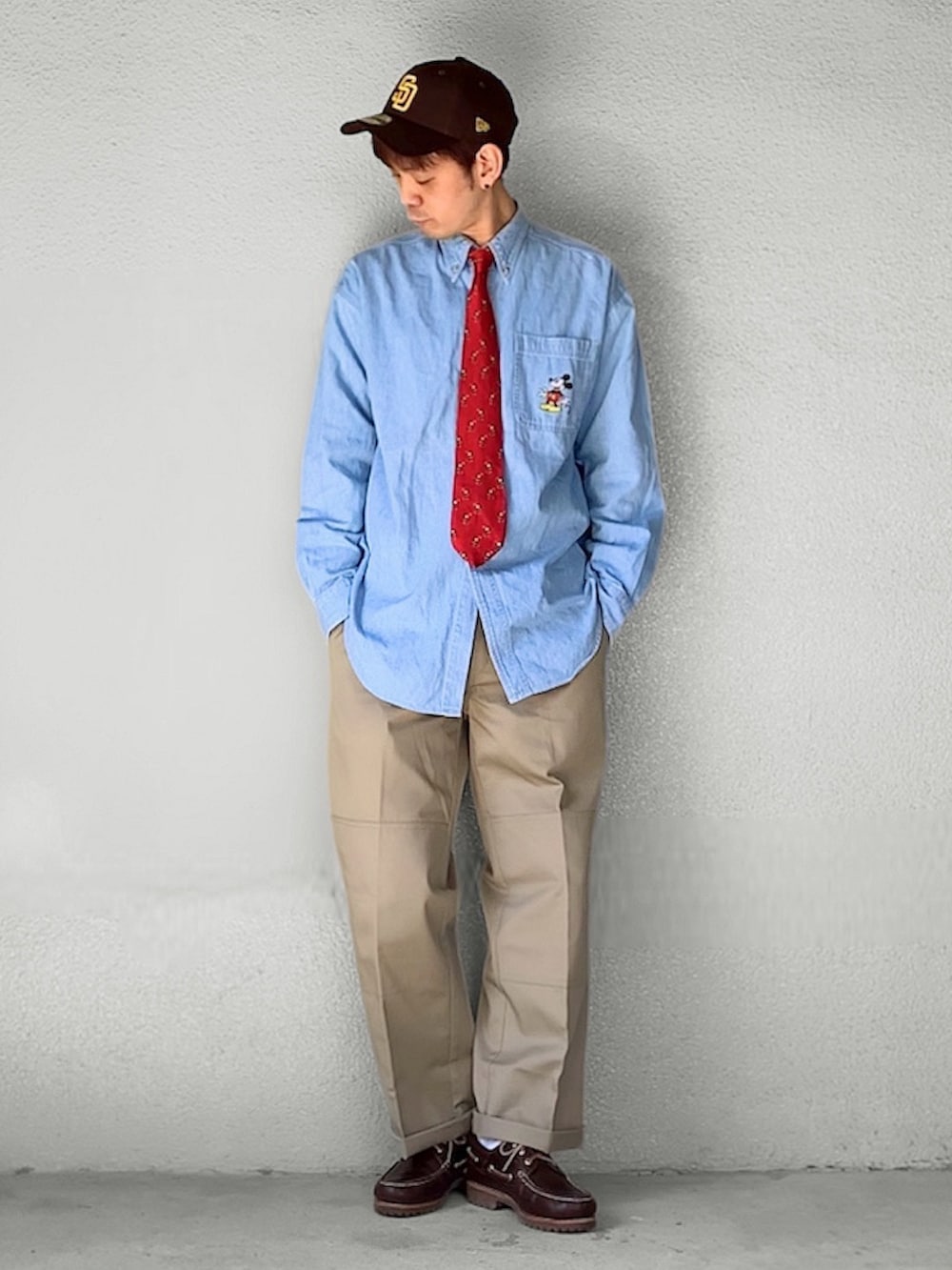 ブルー系のテーラードジャケット、ブルー系のシャツ/ブラウス、レッド系のネクタイを着用したメンズの春コーディネートの2枚目の写真