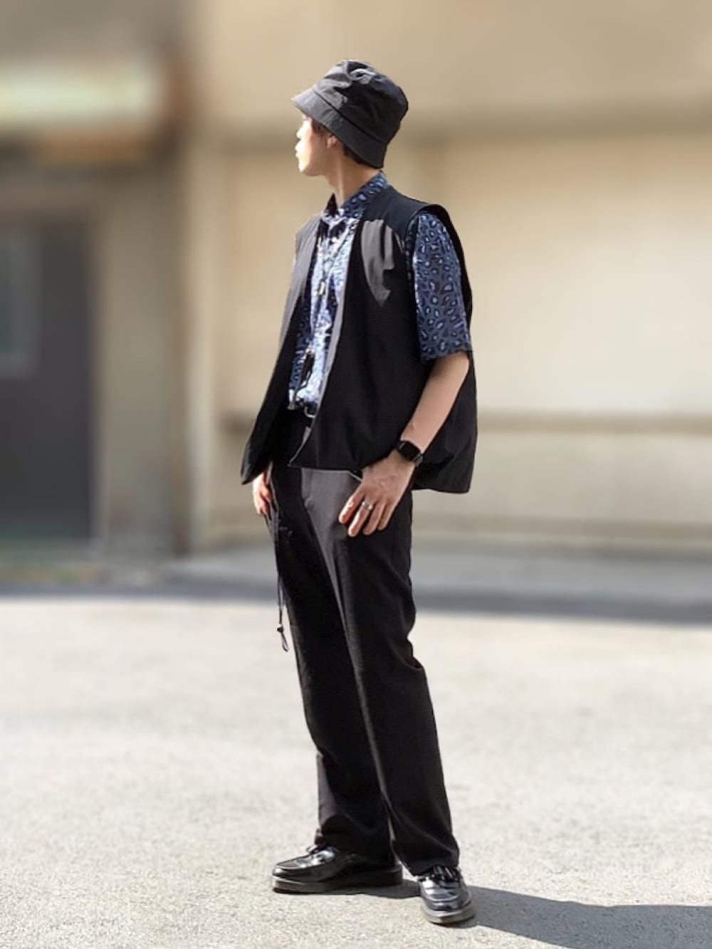 グリーン系のシャツ/ブラウス、ホワイト系のタンクトップ、ブラック系のローファーを着用したメンズの夏コーディネートの2枚目の写真