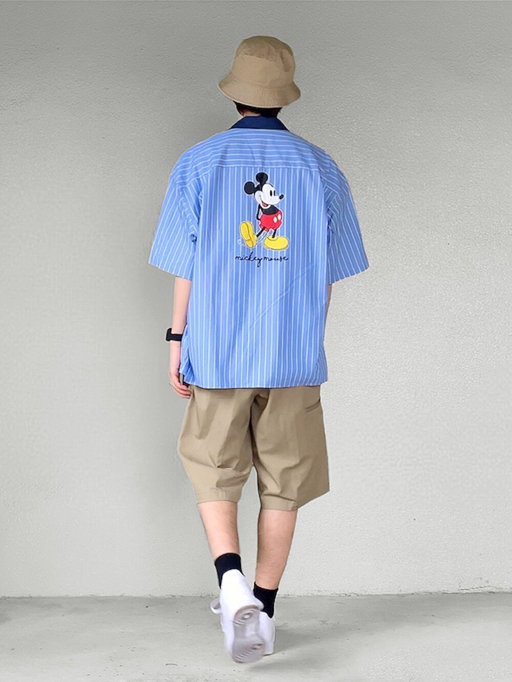 その他のシャツ/ブラウス、グリーン系のその他パンツ、ホワイト系のスニーカーを着用したメンズの春コーディネートの2枚目の写真