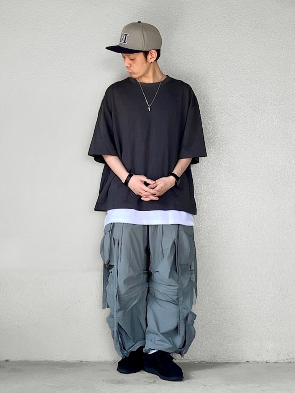 グレー系のカーゴパンツ、ブルー系のシャツ/ブラウス、ブラック系のブーツを着用したメンズの春コーディネートの2枚目の写真