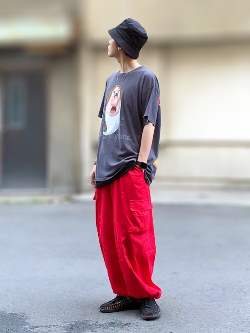 ブラック系のTシャツ/カットソー、ブラック系のサンダル、ブラック系のハットを着用したメンズの夏コーディネートの2枚目の写真