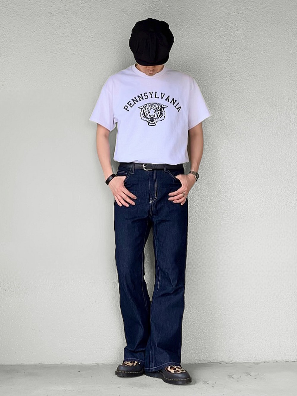 ホワイト系のTシャツ/カットソー、ブラック系のその他パンツ、ブラック系のドレスシューズを着用したメンズの春コーディネートの3枚目の写真