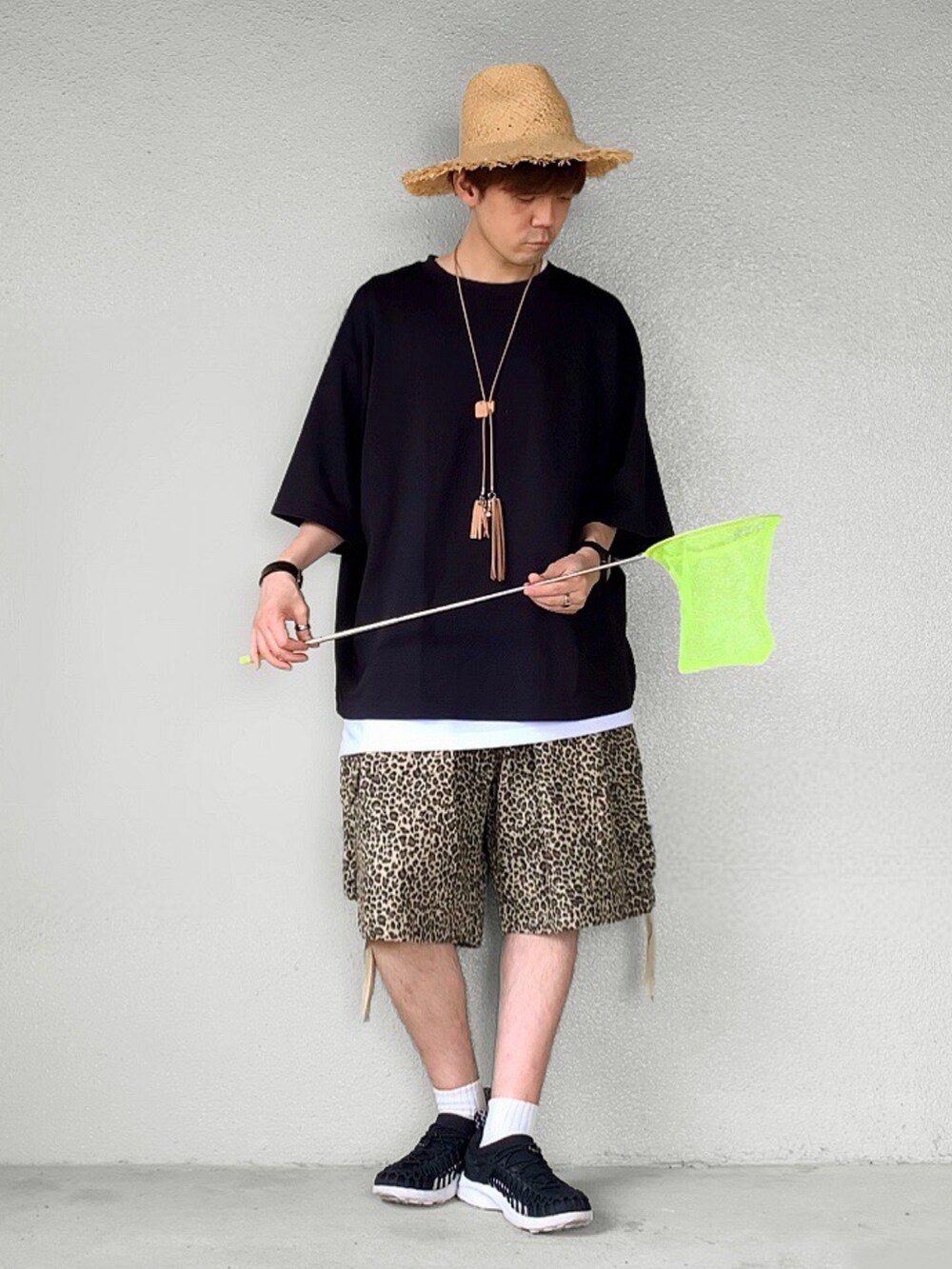 その他のその他パンツ、ブラック系のスニーカー、ブラック系のTシャツ/カットソーを着用したメンズの夏コーディネートの2枚目の写真