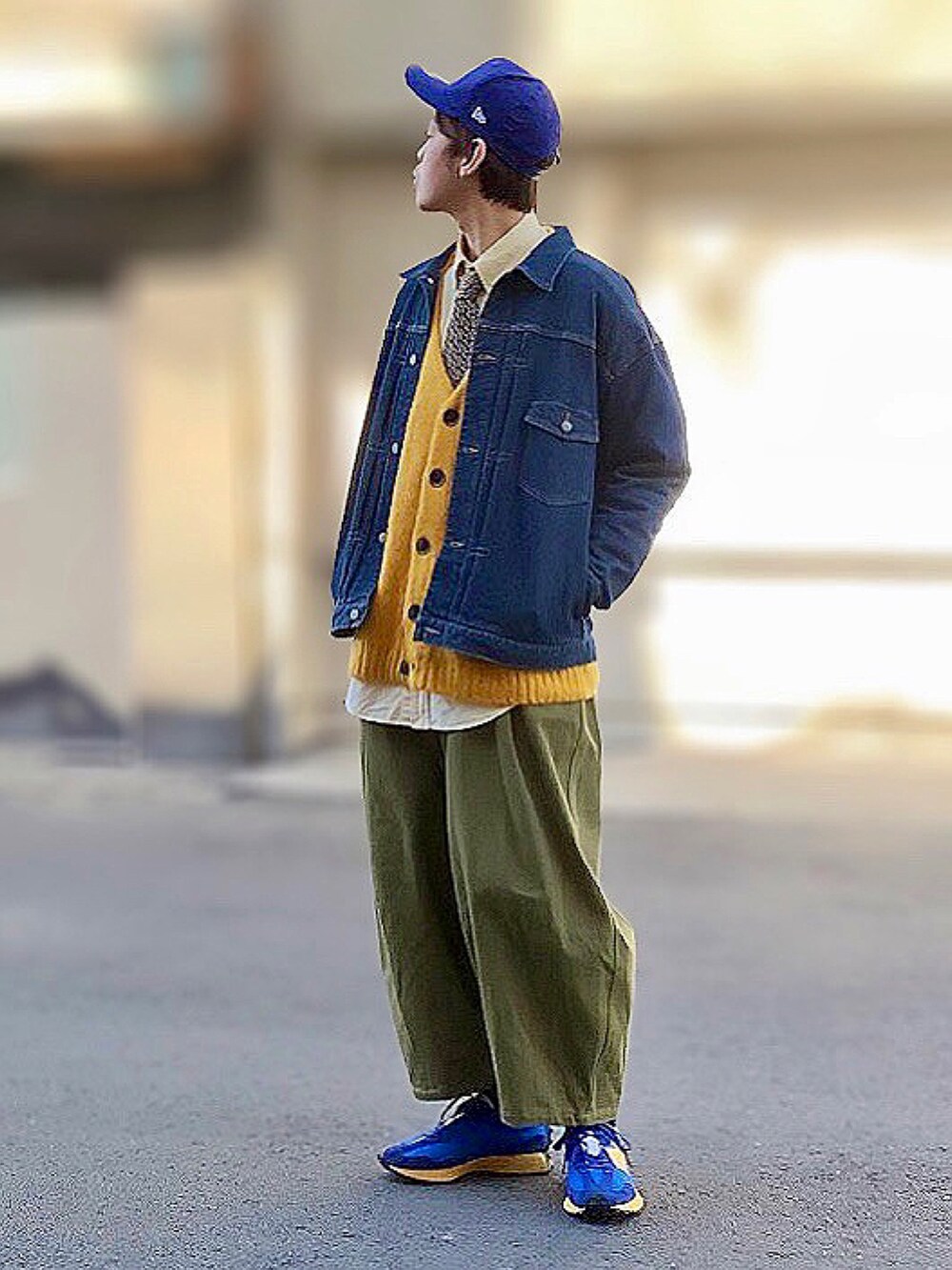 ブルー系のスニーカーを着用したメンズの春コーディネートの2枚目の写真