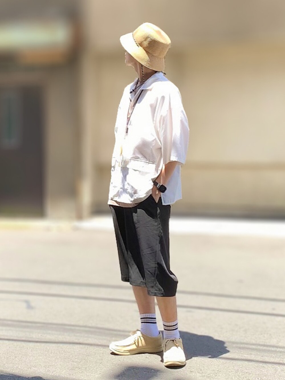 ベージュ系のその他シューズ、ベージュ系のハットを着用したメンズの夏コーディネートの2枚目の写真