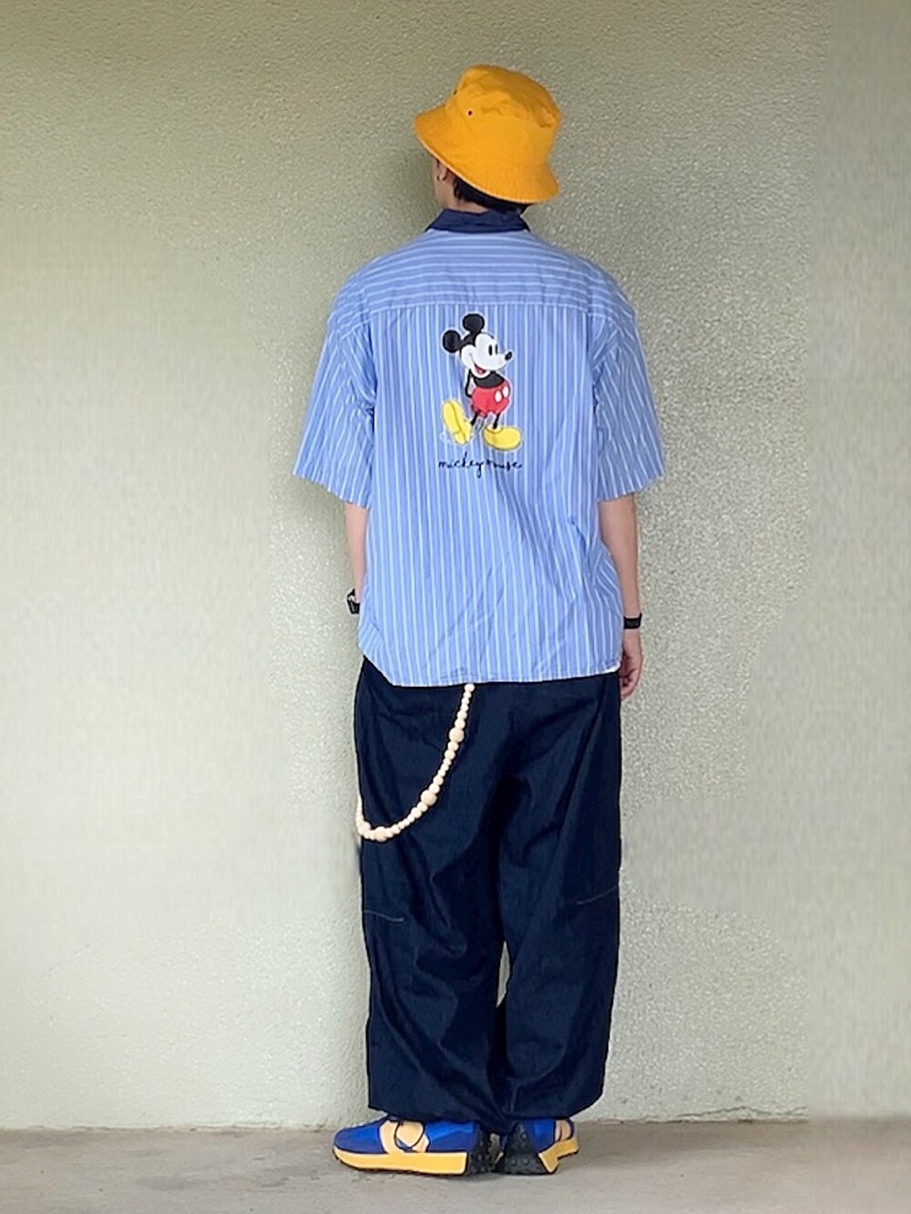 ブルー系のスニーカーを着用したメンズの春コーディネートの2枚目の写真