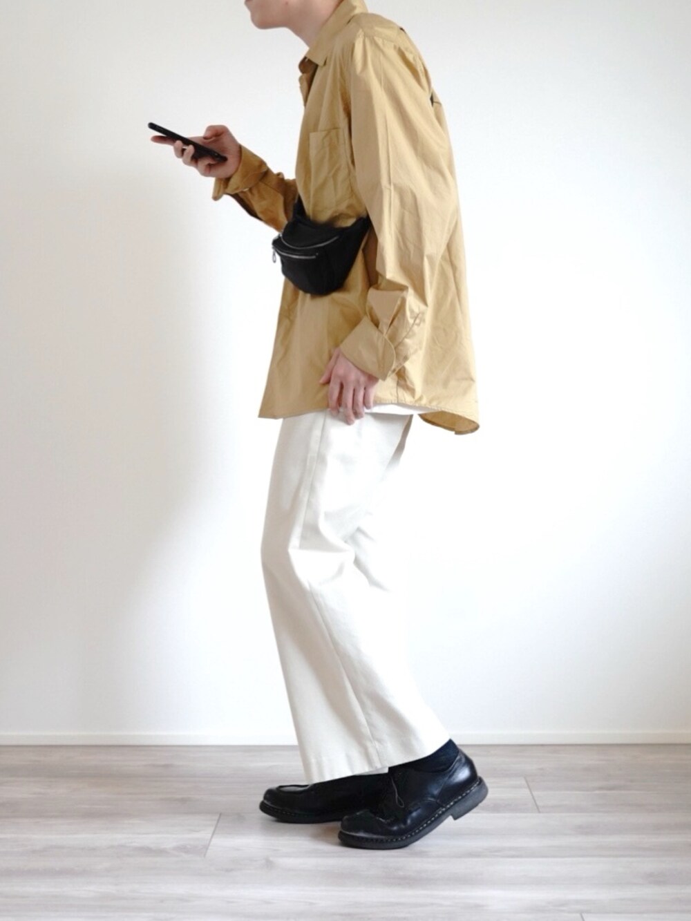 イエロー系のシャツ/ブラウス、ホワイト系のTシャツ/カットソー、ブラック系のボディバッグ/ウエストポーチを着用したメンズの夏コーディネートの4枚目の写真