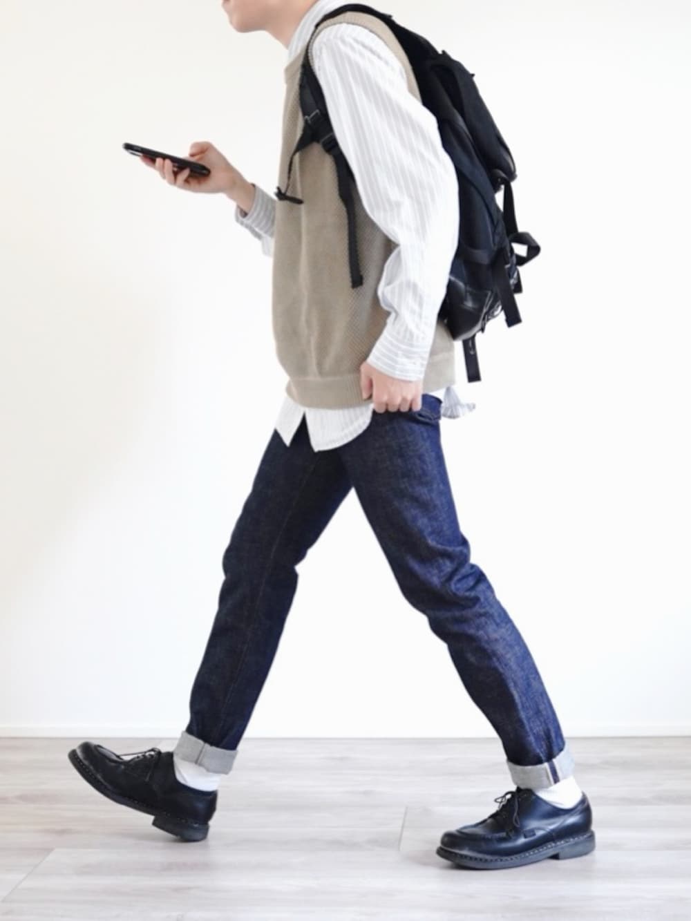 ベージュ系のベスト、ホワイト系のシャツ/ブラウス、ブラック系のバックパック/リュックを着用したメンズの夏コーディネートの3枚目の写真