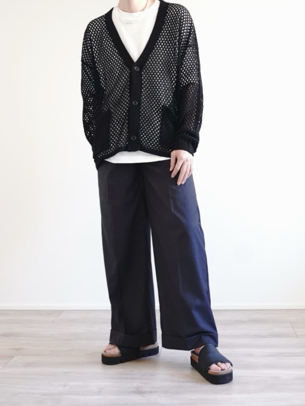 ブラック系のカーディガン/ボレロ、グレー系のスラックス、ブラック系のサンダルを着用したメンズの夏コーディネートの3枚目の写真