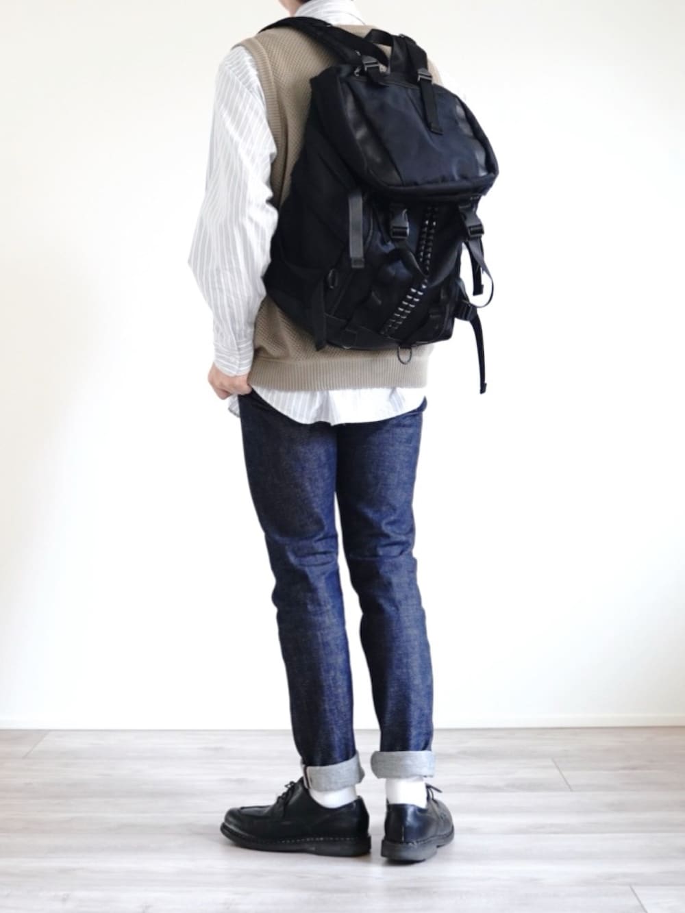 ベージュ系のベスト、ホワイト系のシャツ/ブラウス、ブラック系のバックパック/リュックを着用したメンズの夏コーディネートの4枚目の写真