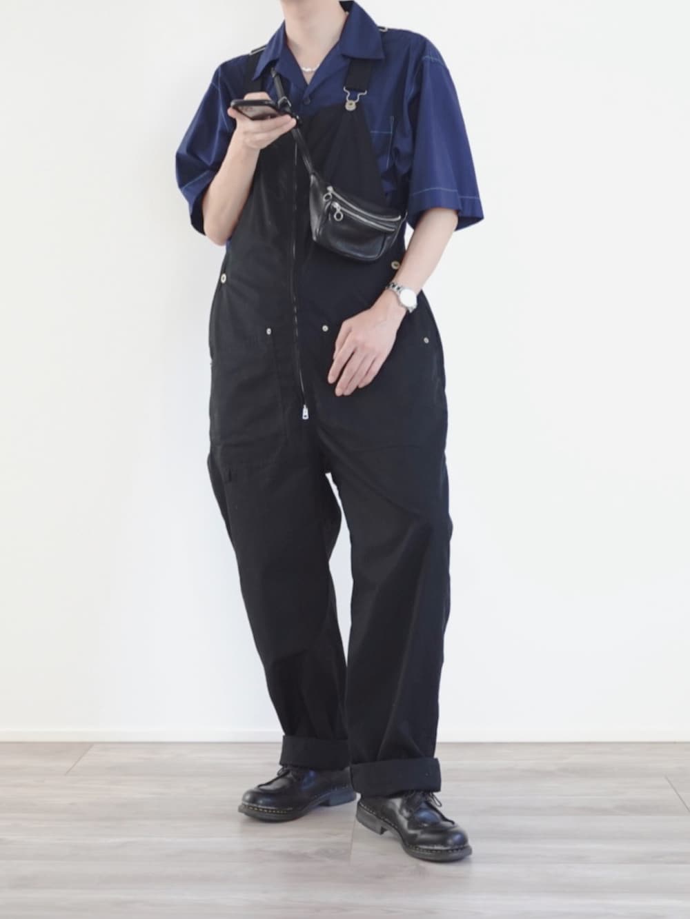 ブルー系のシャツ/ブラウス、ブラック系のサロペット/オーバーオール、ブラック系のボディバッグ/ウエストポーチを着用したメンズの秋コーディネートの3枚目の写真