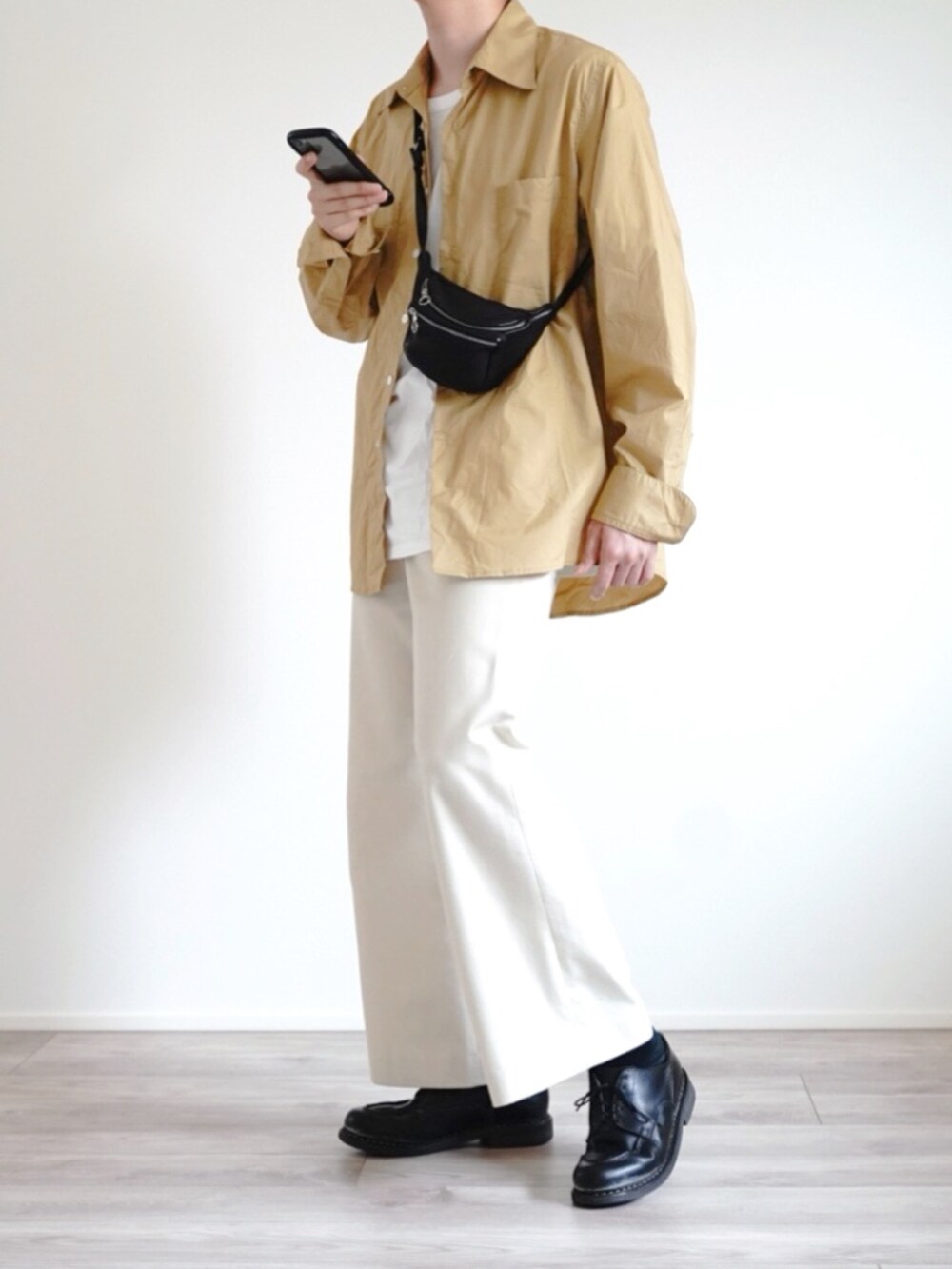イエロー系のシャツ/ブラウス、ホワイト系のTシャツ/カットソー、ブラック系のボディバッグ/ウエストポーチを着用したメンズの夏コーディネートの3枚目の写真
