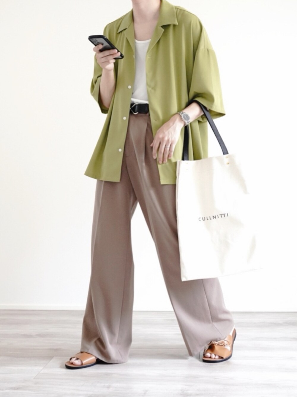 グリーン系のシャツ/ブラウス、ホワイト系のトートバッグ、ベージュ系のその他パンツを着用したメンズの夏コーディネートの3枚目の写真