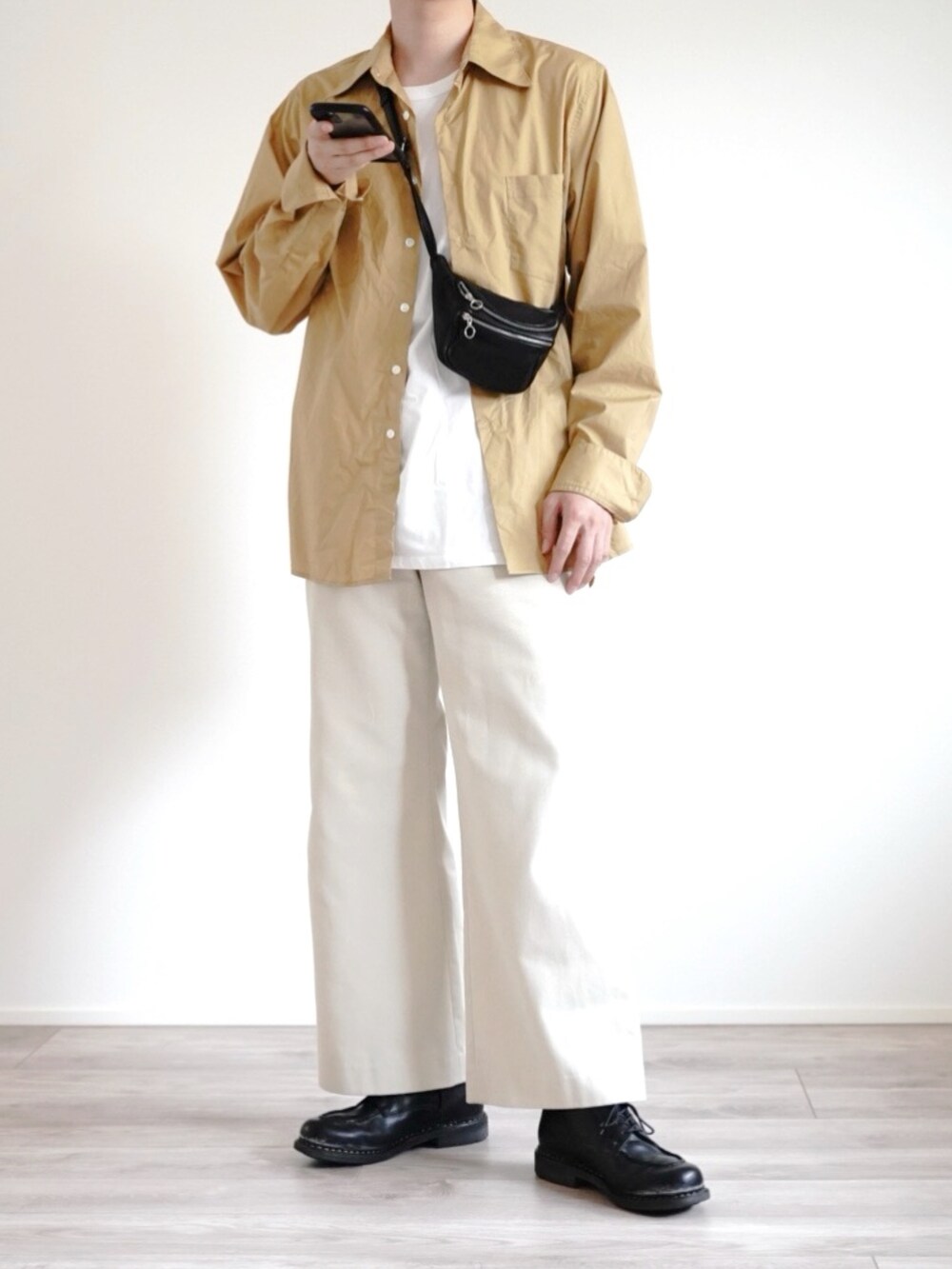 イエロー系のシャツ/ブラウス、ホワイト系のTシャツ/カットソー、ブラック系のボディバッグ/ウエストポーチを着用したメンズの夏コーディネートの2枚目の写真