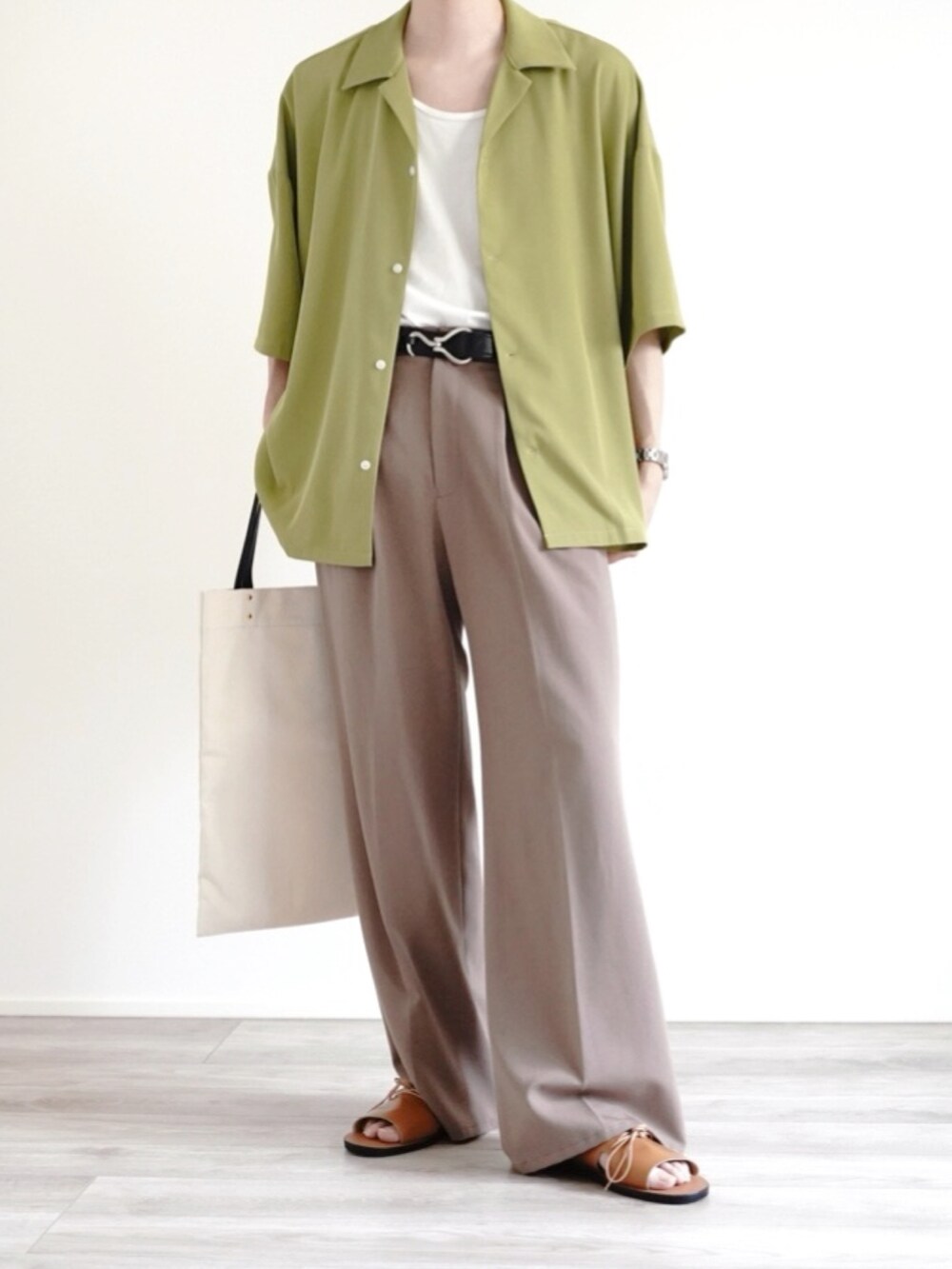 グリーン系のシャツ/ブラウス、ホワイト系のトートバッグ、ベージュ系のその他パンツを着用したメンズの夏コーディネートの2枚目の写真