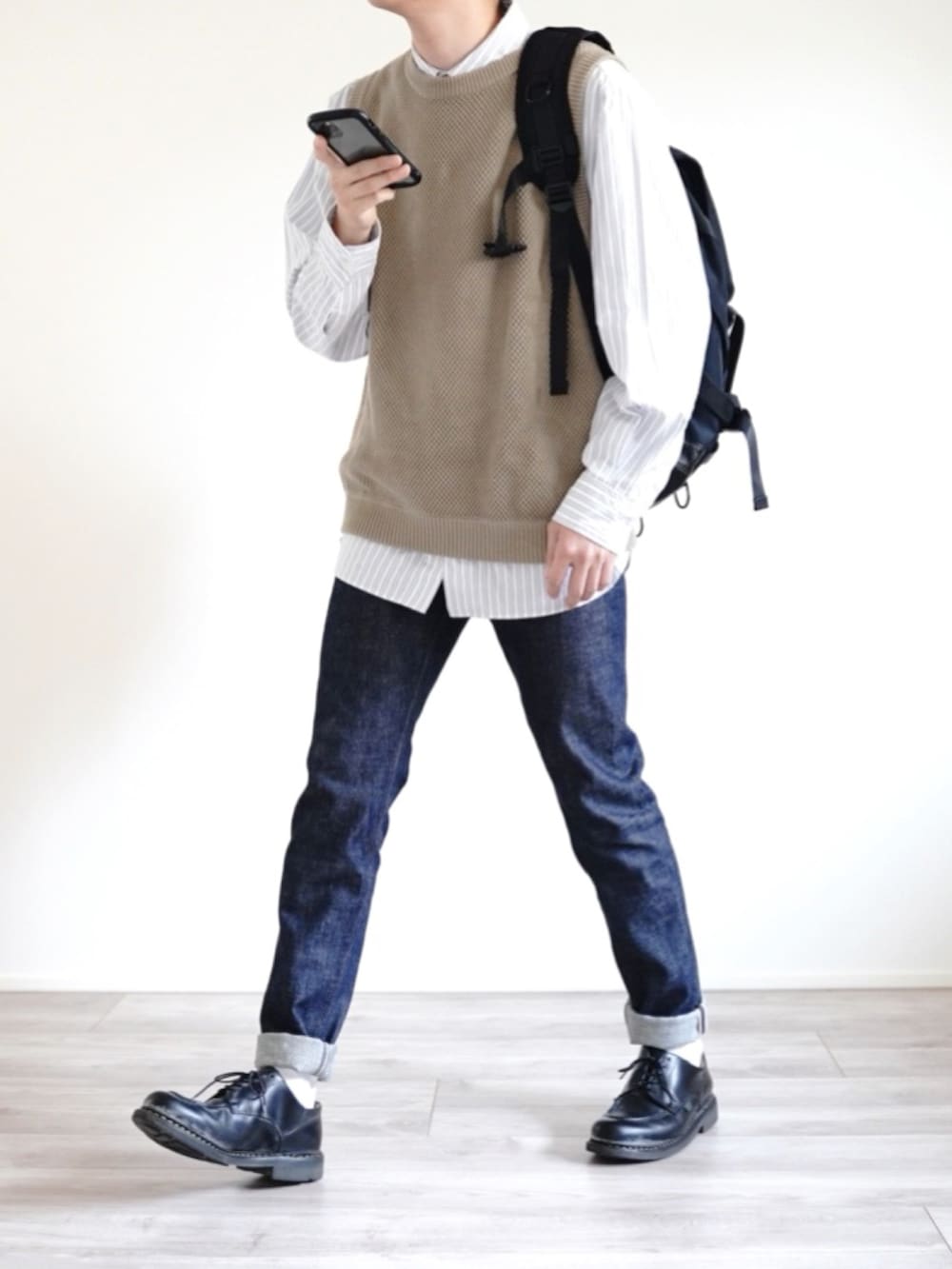 ベージュ系のベスト、ホワイト系のシャツ/ブラウス、ブラック系のバックパック/リュックを着用したメンズの夏コーディネートの2枚目の写真