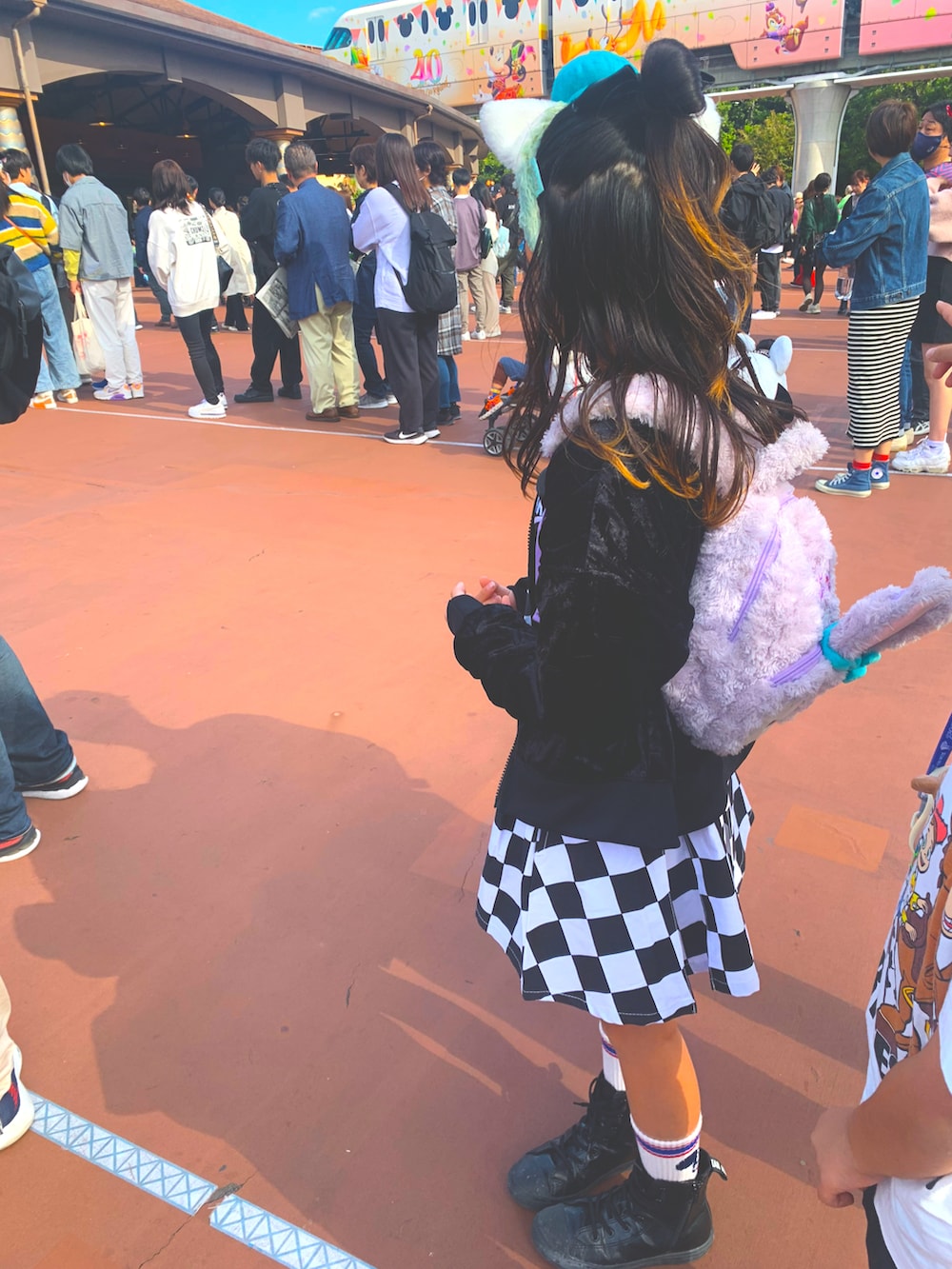 ホワイト系のスニーカー、その他のスカート、ブラック系のブルゾンを着用したキッズの秋コーディネートの2枚目の写真