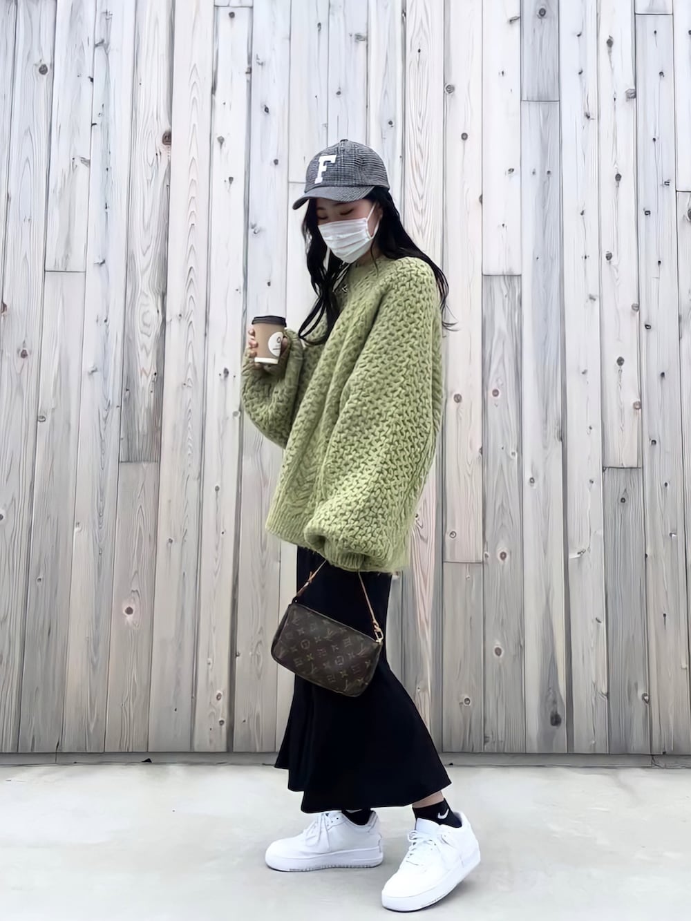 「休日スタイル、大人カジュアル、シンプルコーデ、カジュアルコーデ、オトナ女子、大人かわいい、ロングスカート、カラーニット、ニット、カラーコーデ、オーバーサイズ、マーメイドスカート、AIR FORCE 1」｜「w closetの【新色追加】ハイウエストマーメイドスカート（スカート、ブラック系）」を使った、N a n aさん（レディース・162cm）の冬コーディネートの3枚目の写真