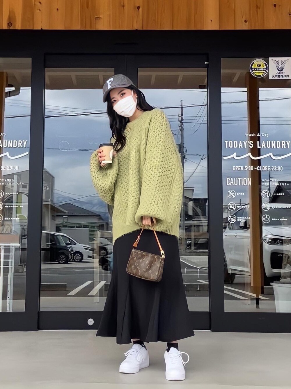 「休日スタイル、大人カジュアル、シンプルコーデ、カジュアルコーデ、オトナ女子、大人かわいい、ロングスカート、カラーニット、ニット、カラーコーデ、オーバーサイズ、マーメイドスカート、AIR FORCE 1」｜「w closetの【新色追加】ハイウエストマーメイドスカート（スカート、ブラック系）」を使った、N a n aさん（レディース・162cm）の冬コーディネートの2枚目の写真