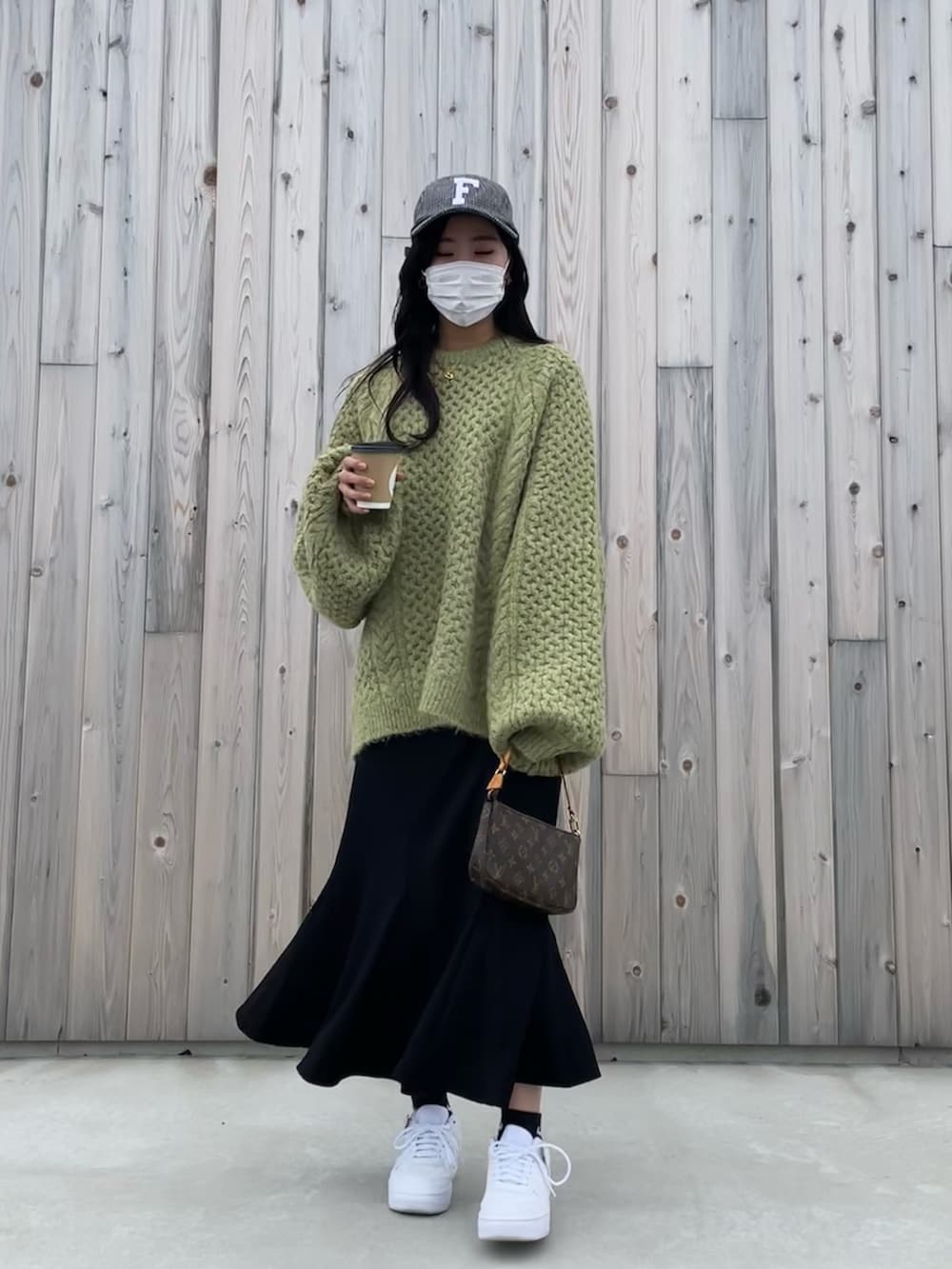 「休日スタイル、大人カジュアル、シンプルコーデ、カジュアルコーデ、オトナ女子、大人かわいい、ロングスカート、カラーニット、ニット、カラーコーデ、オーバーサイズ、マーメイドスカート、AIR FORCE 1」｜「w closetの【新色追加】ハイウエストマーメイドスカート（スカート、ブラック系）」を使った、N a n aさん（レディース・162cm）の冬コーディネートの4枚目の写真