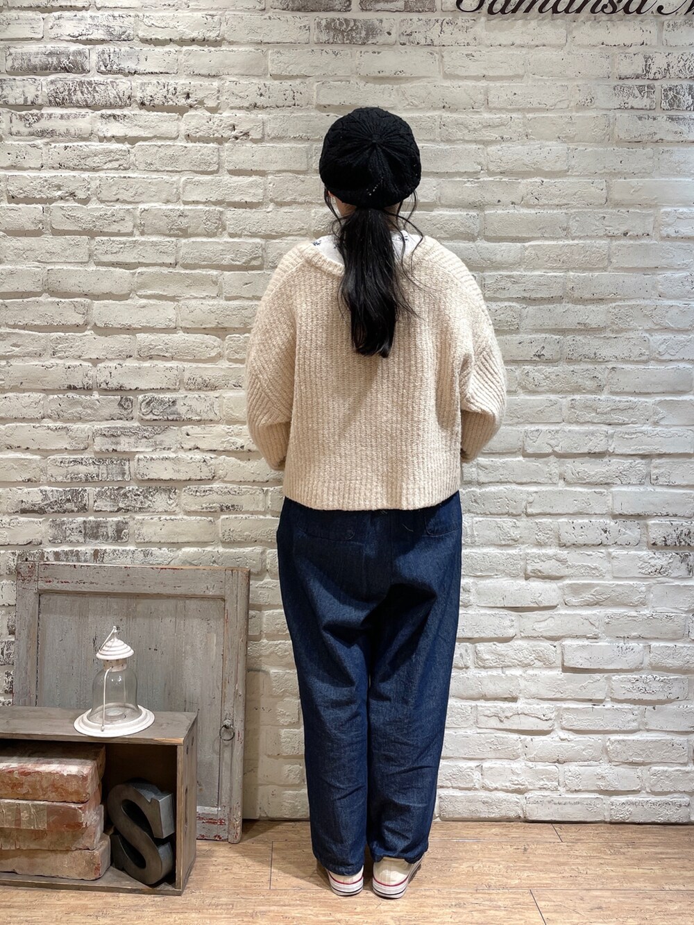 ブルー系のデニムパンツ、ブラック系のハット、その他のその他を着用したレディースの冬コーディネートの3枚目の写真