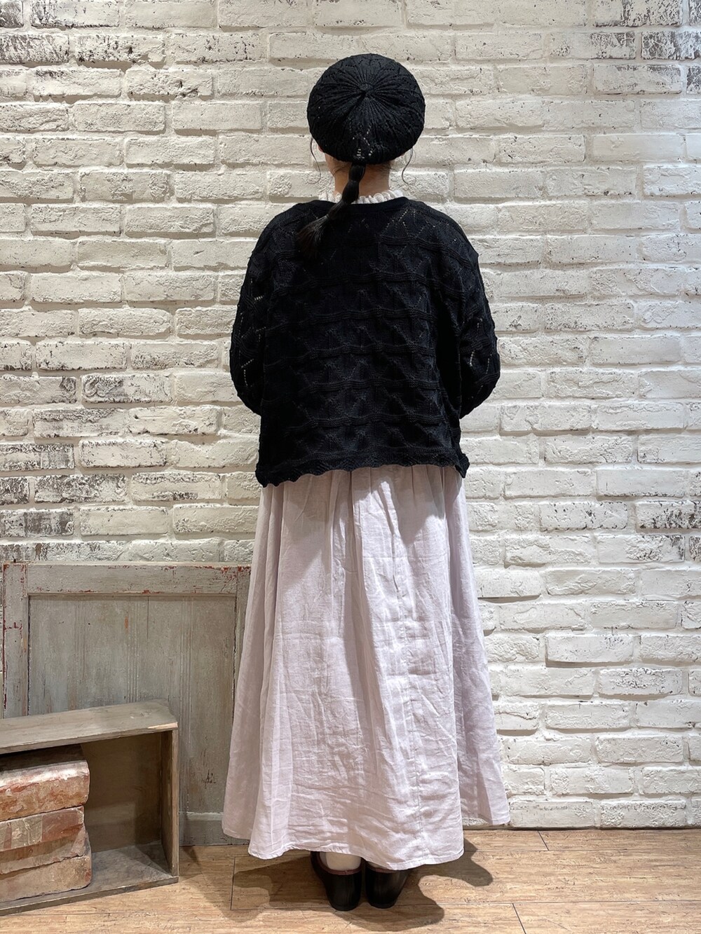 ホワイト系のシャツ/ブラウス、ブラック系のカーディガン/ボレロ、ピンク系のスカートを着用したレディースの春コーディネートの3枚目の写真