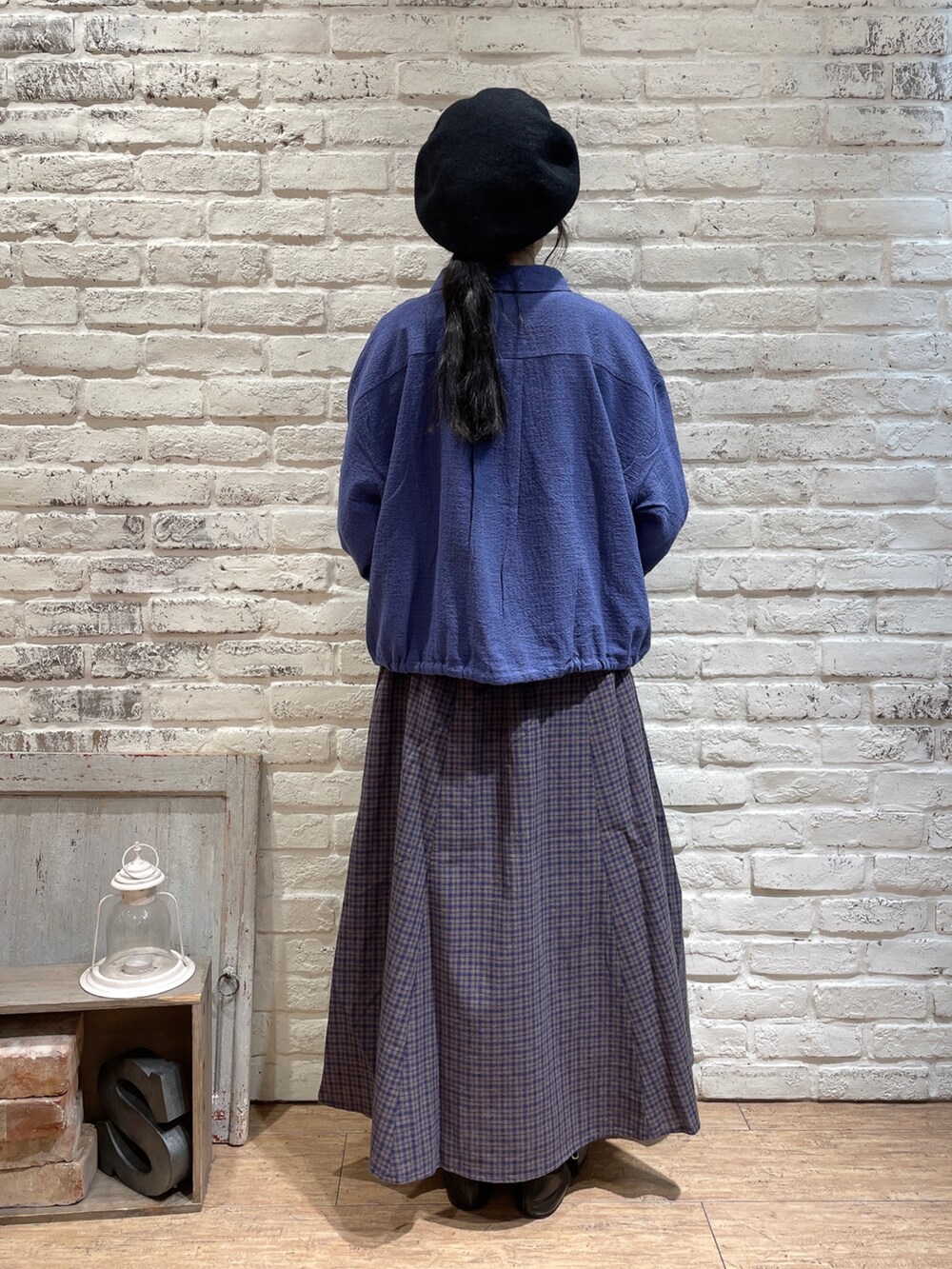 ブルー系のシャツ/ブラウス、ブラック系のハンドバッグ、ブルー系のスカートを着用したレディースの秋コーディネートの4枚目の写真